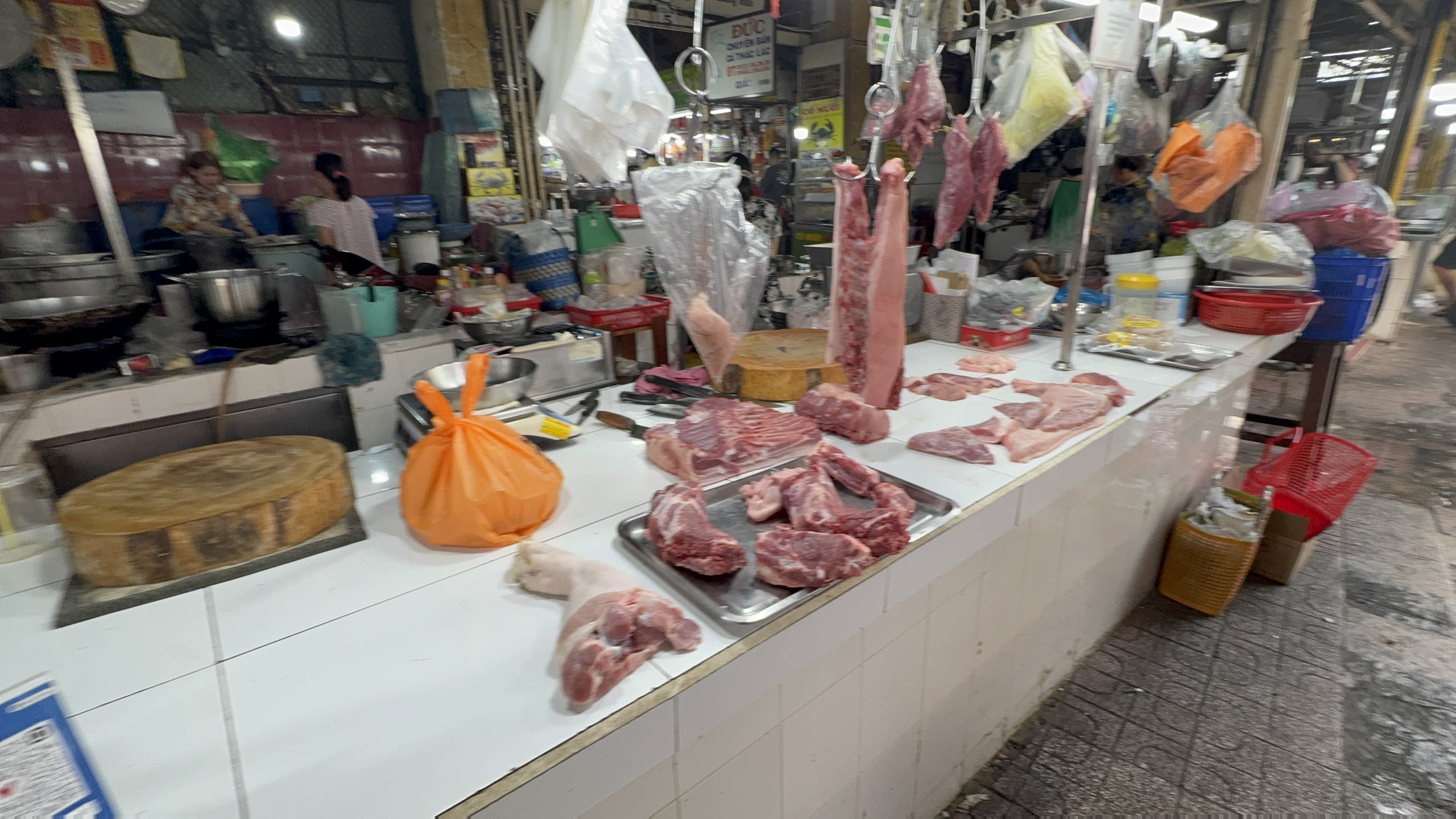 Nhộn nhịp chợ Tết 2026: Cảnh mua sắm thực phẩm ở TP HCM - Ảnh 5. Nhộn nhịp chợ Tết 2026: Cảnh mua sắm thực phẩm ở TP HCM - Ảnh 5.