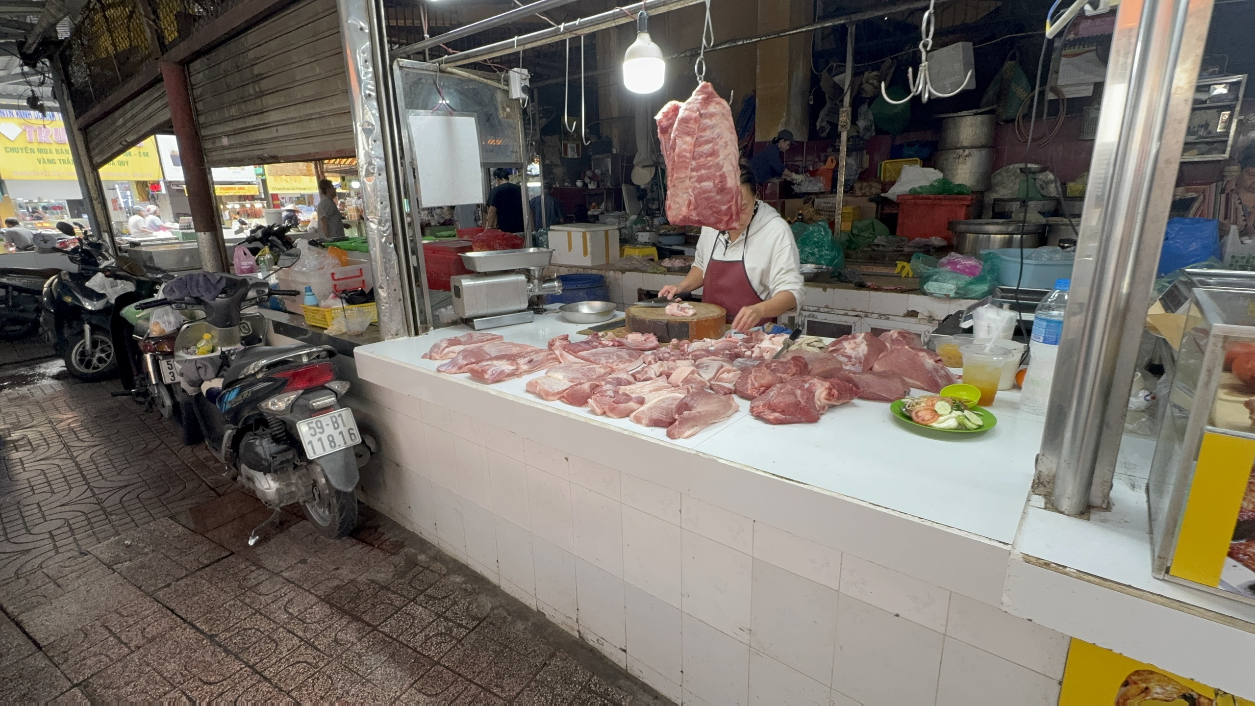 Nhộn nhịp chợ Tết 2026: Cảnh mua sắm thực phẩm ở TP HCM - Ảnh 6. Nhộn nhịp chợ Tết 2026: Cảnh mua sắm thực phẩm ở TP HCM - Ảnh 6.