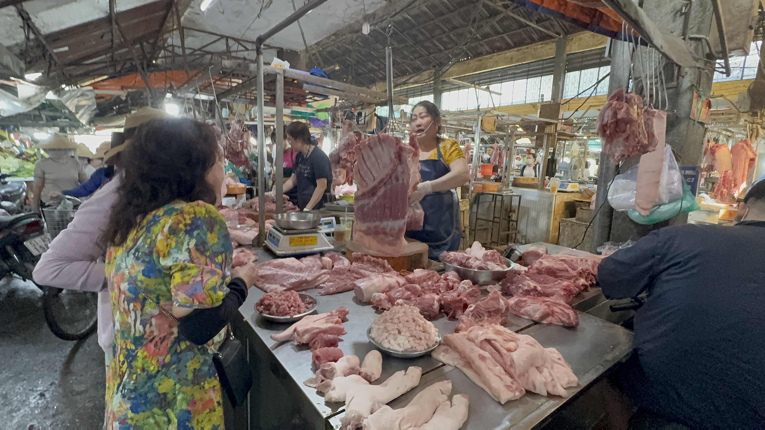 Nhộn nhịp chợ Tết 2026: Cảnh mua sắm thực phẩm ở TP HCM - Ảnh 3. Nhộn nhịp chợ Tết 2026: Cảnh mua sắm thực phẩm ở TP HCM - Ảnh 3.