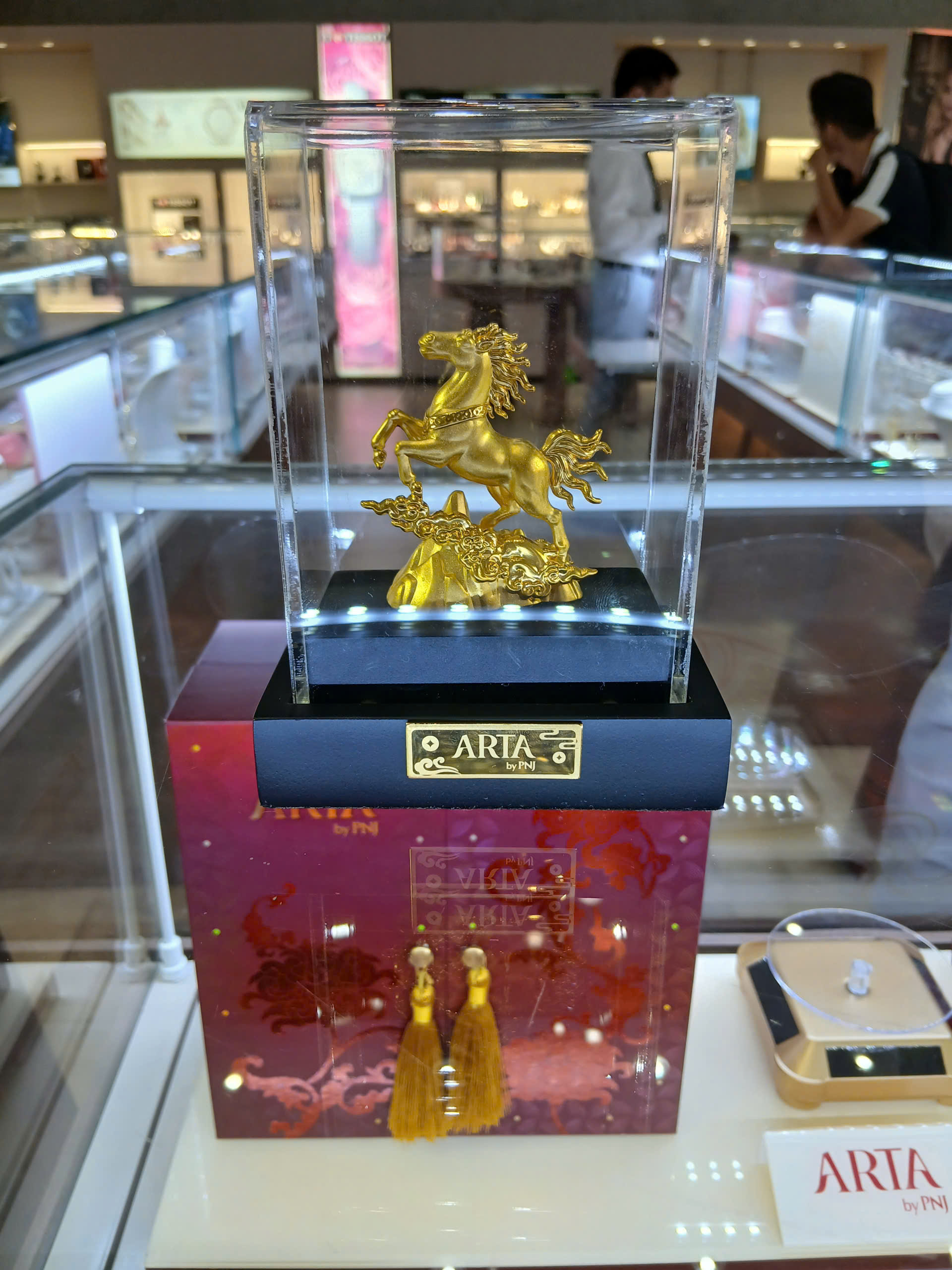 Vàng trang sức hình ngựa chiếm lĩnh thị trường đầu năm Bính Ngọ 2026 - Ảnh 2. Vàng trang sức hình ngựa chiếm lĩnh thị trường đầu năm Bính Ngọ 2026 - Ảnh 2.