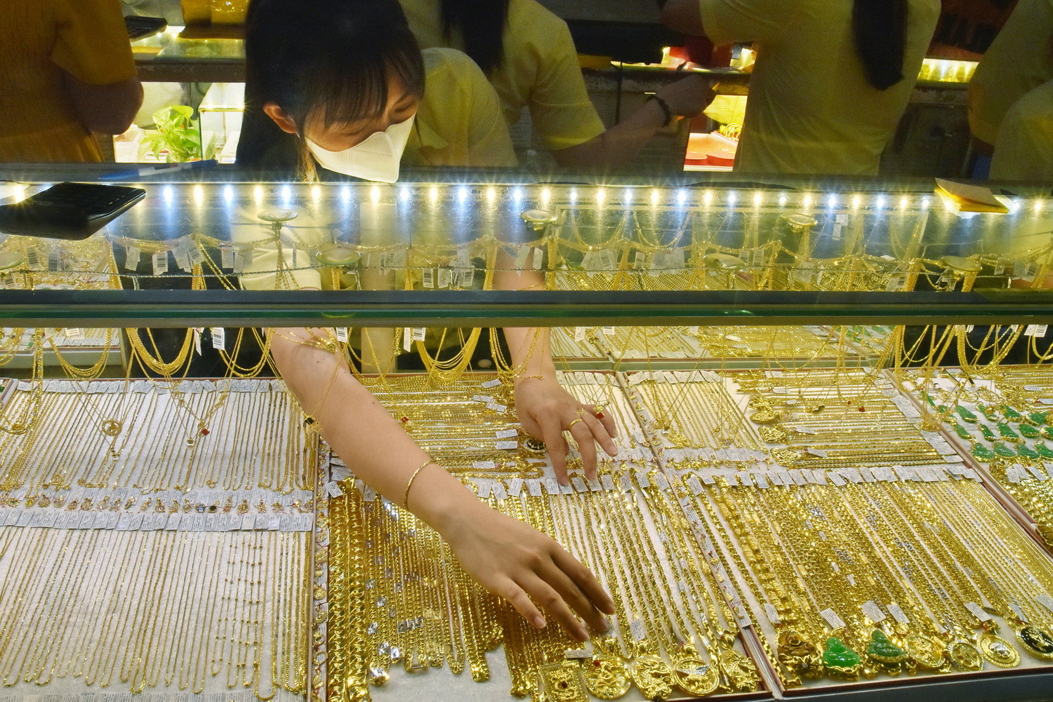 Giá vàng hôm nay 6 - 6 giảm mạnh: Cập nhật tình hình giá vàng SJC , nhẫn vàng - Ảnh 2.