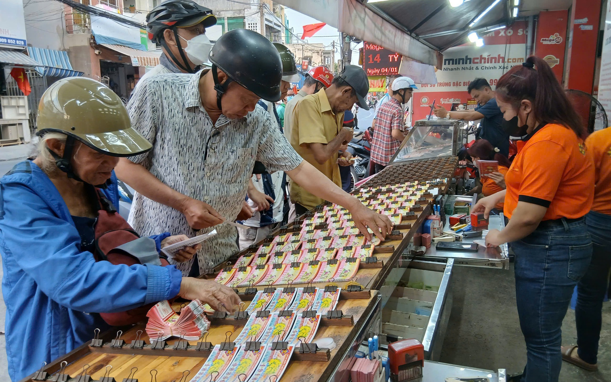 VIDEO: Tết của những người b&aacute;n v&eacute; số dạo - Ảnh 1.