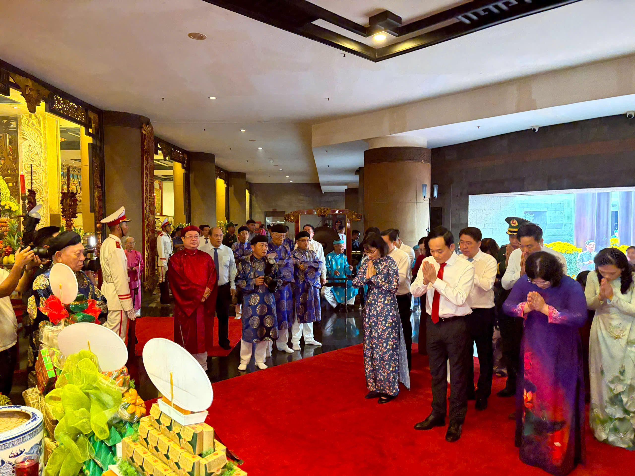 L&atilde;nh đạo TPHCM d&acirc;ng c&uacute;ng b&aacute;nh t&eacute;t l&ecirc;n Quốc Tổ H&ugrave;ng Vương - Ảnh 9.