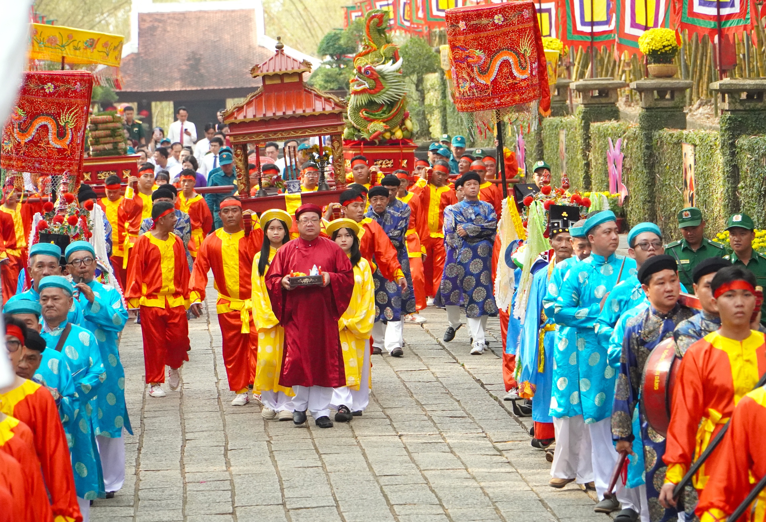 L&atilde;nh đạo TPHCM d&acirc;ng c&uacute;ng b&aacute;nh t&eacute;t l&ecirc;n Quốc Tổ H&ugrave;ng Vương - Ảnh 3.