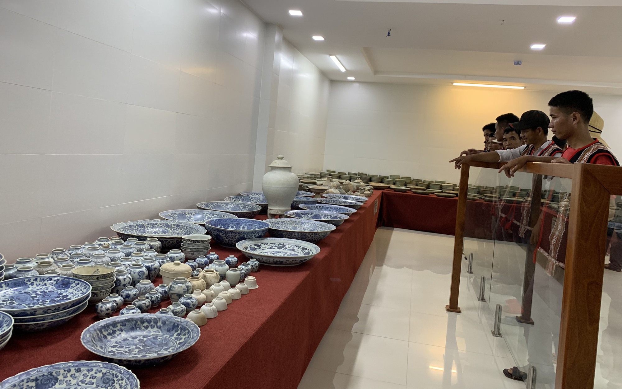 Ly kỳ chuyện t&igrave;m thấy 2 bức tượng cổ bị mất đầu ở đền Thần - Ảnh 2.