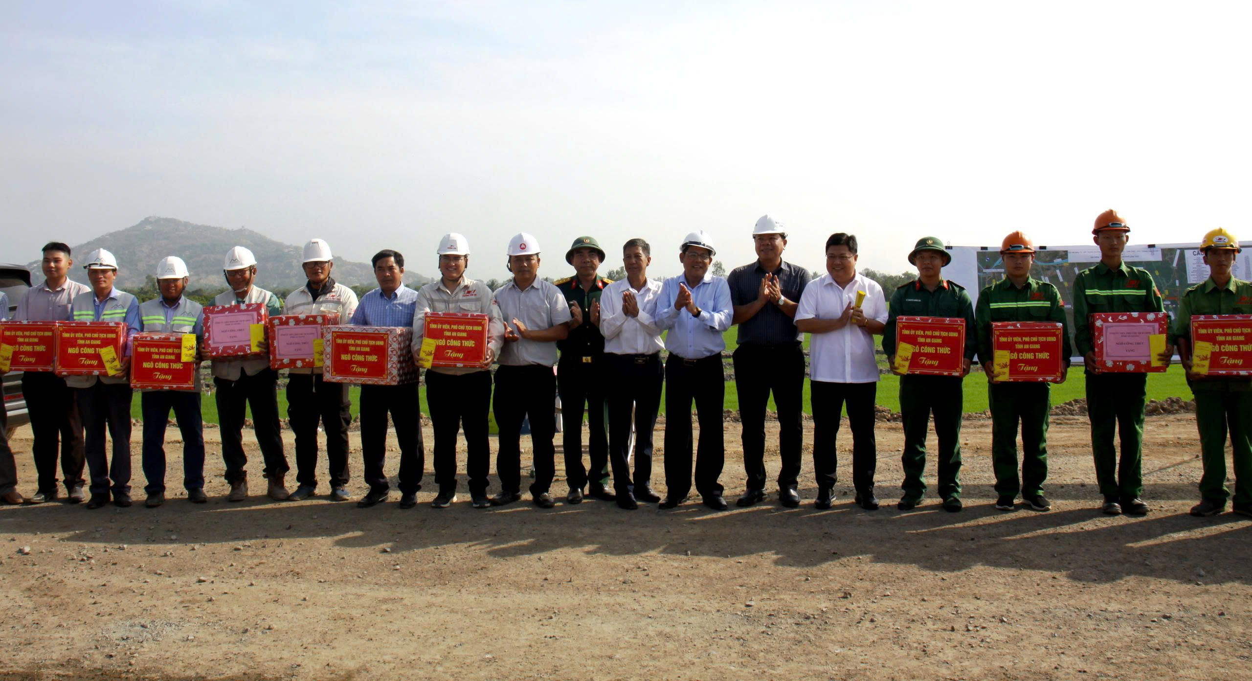 L&atilde;nh đạo tỉnh An Giang động vi&ecirc;n c&ocirc;ng nh&acirc;n thi c&ocirc;ng cao tốc Cần Thơ - Ch&acirc;u Đốc - S&oacute;c Trăng - Ảnh 6.