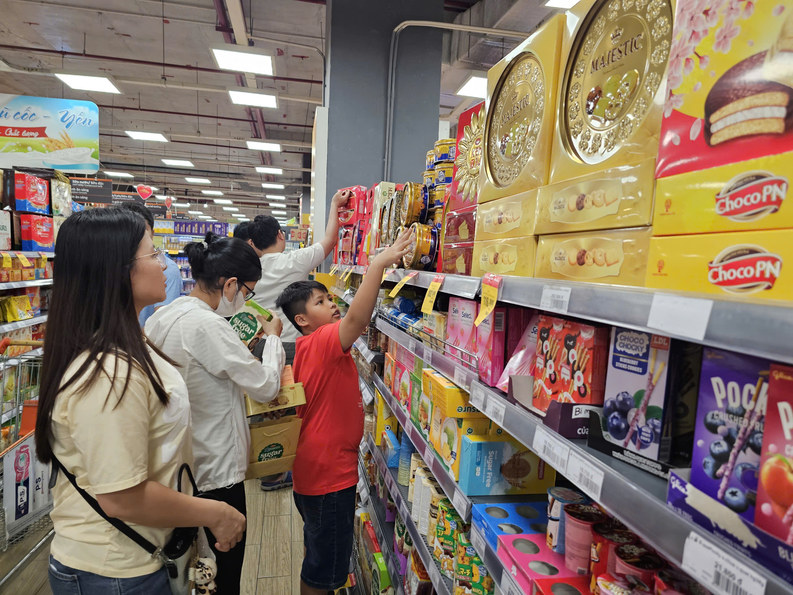 Khung cảnh tr&aacute;i ngược ở si&ecirc;u thị v&agrave; chợ truyền thống TPHCM ng&agrave;y 26 Tết - Ảnh 2.