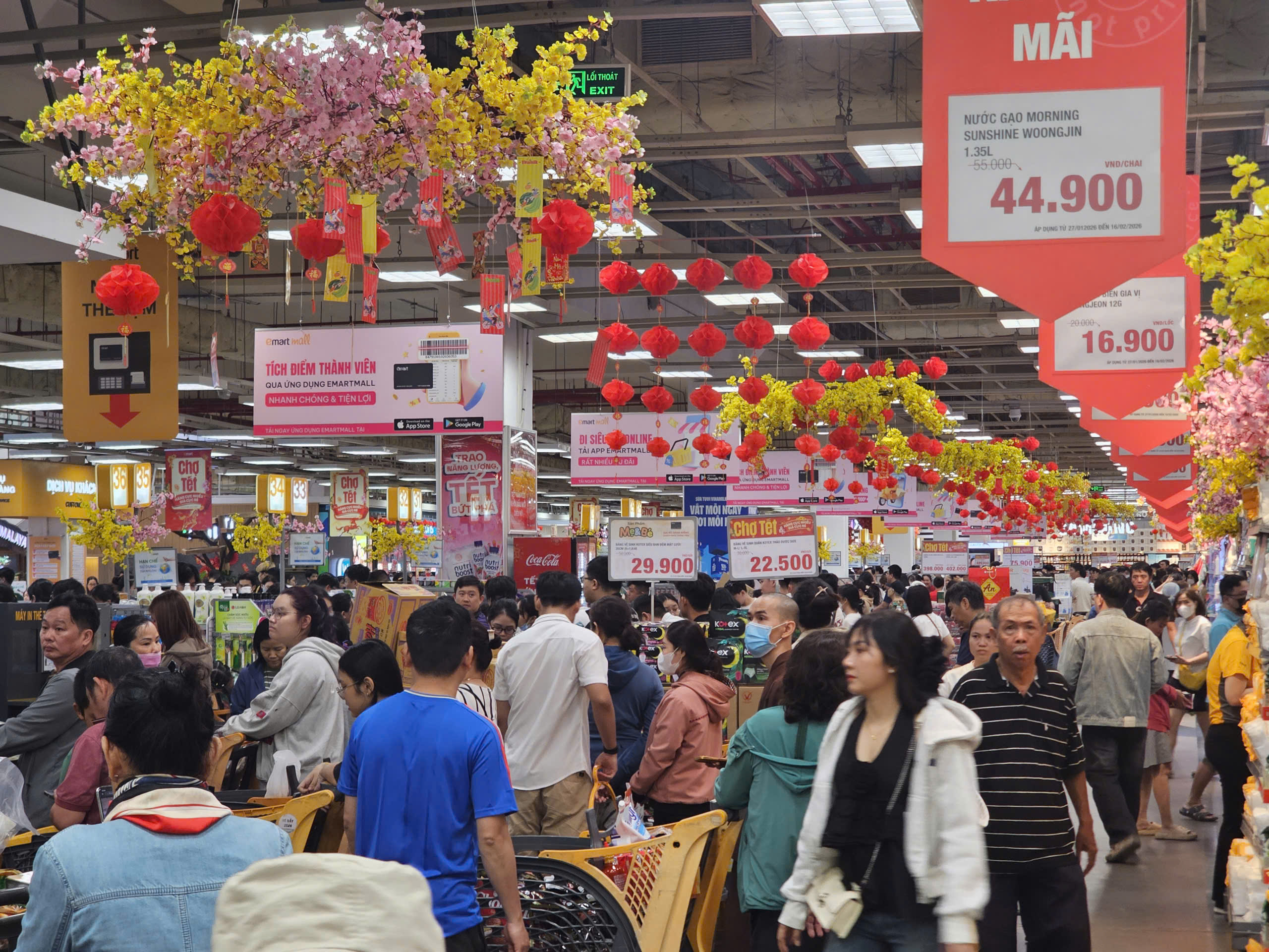 Khung cảnh tr&aacute;i ngược ở si&ecirc;u thị v&agrave; chợ truyền thống TPHCM ng&agrave;y 26 Tết - Ảnh 1.