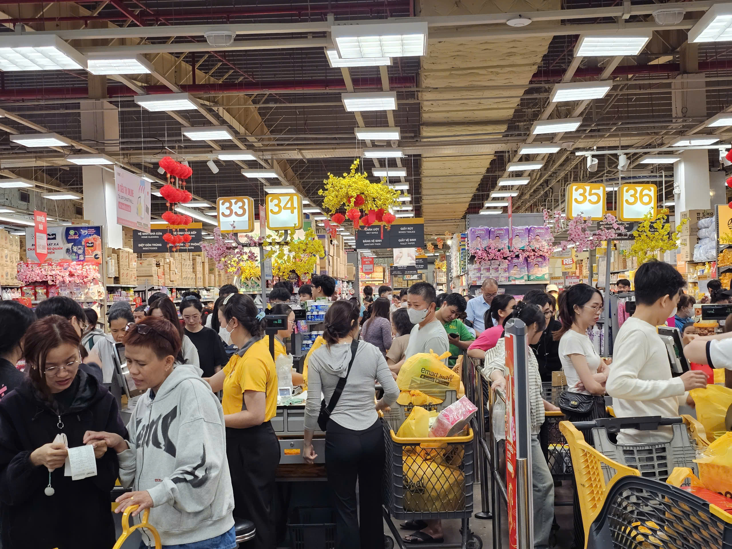 Khung cảnh tr&aacute;i ngược ở si&ecirc;u thị v&agrave; chợ truyền thống TPHCM ng&agrave;y 26 Tết - Ảnh 7.