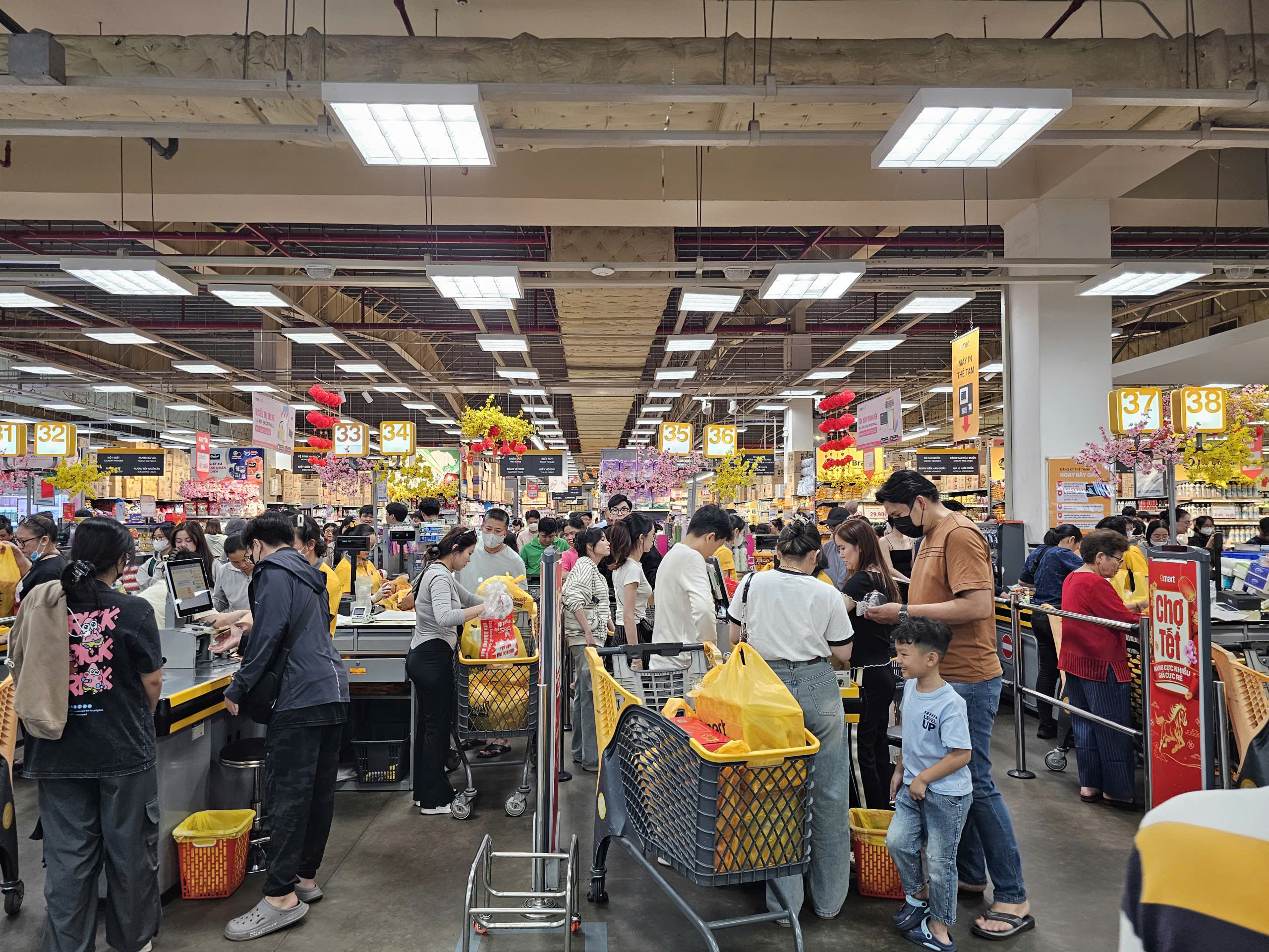 Khung cảnh tr&aacute;i ngược ở si&ecirc;u thị v&agrave; chợ truyền thống TPHCM ng&agrave;y 26 Tết - Ảnh 6.