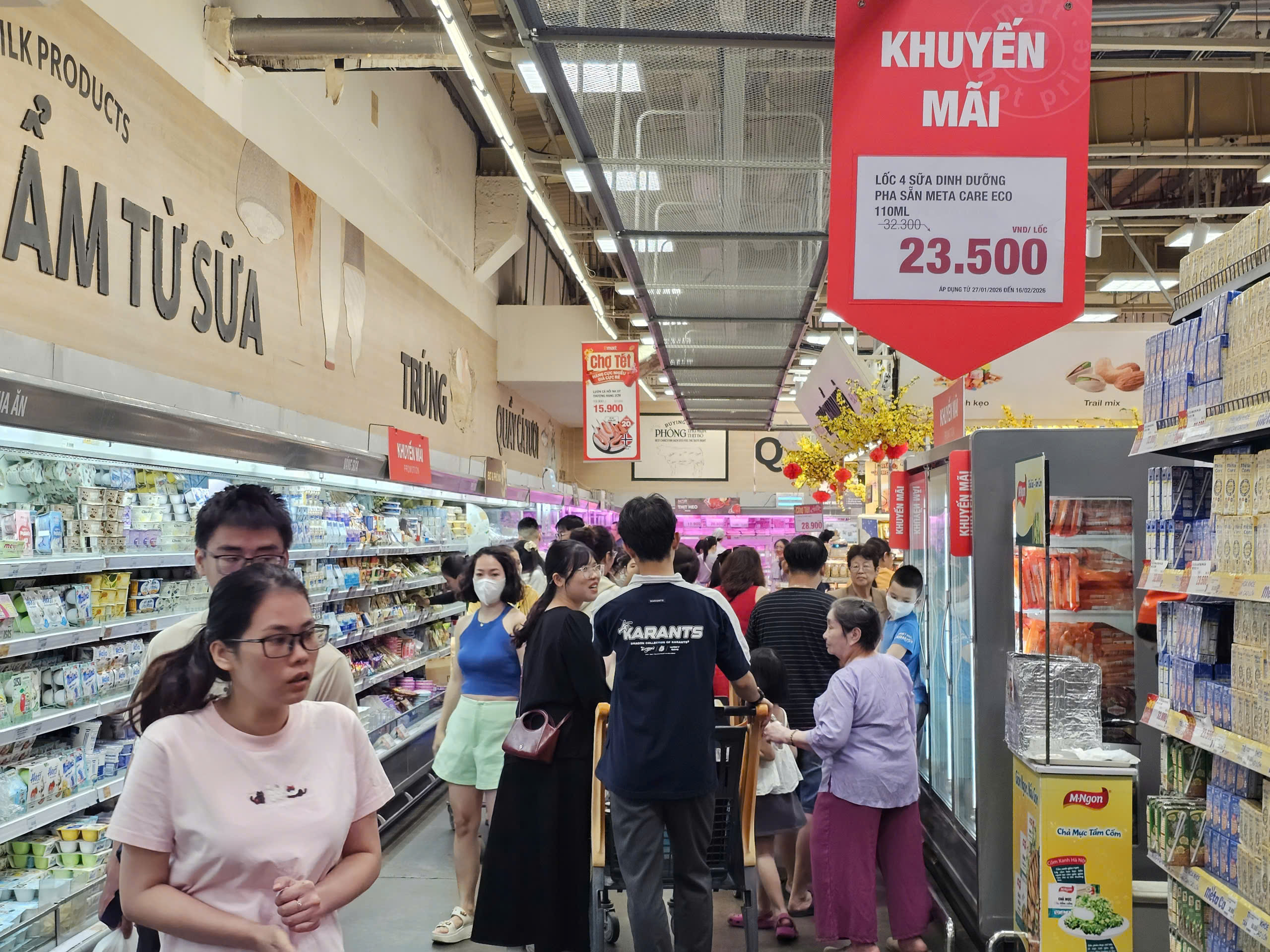 Khung cảnh tr&aacute;i ngược ở si&ecirc;u thị v&agrave; chợ truyền thống TPHCM ng&agrave;y 26 Tết - Ảnh 4.