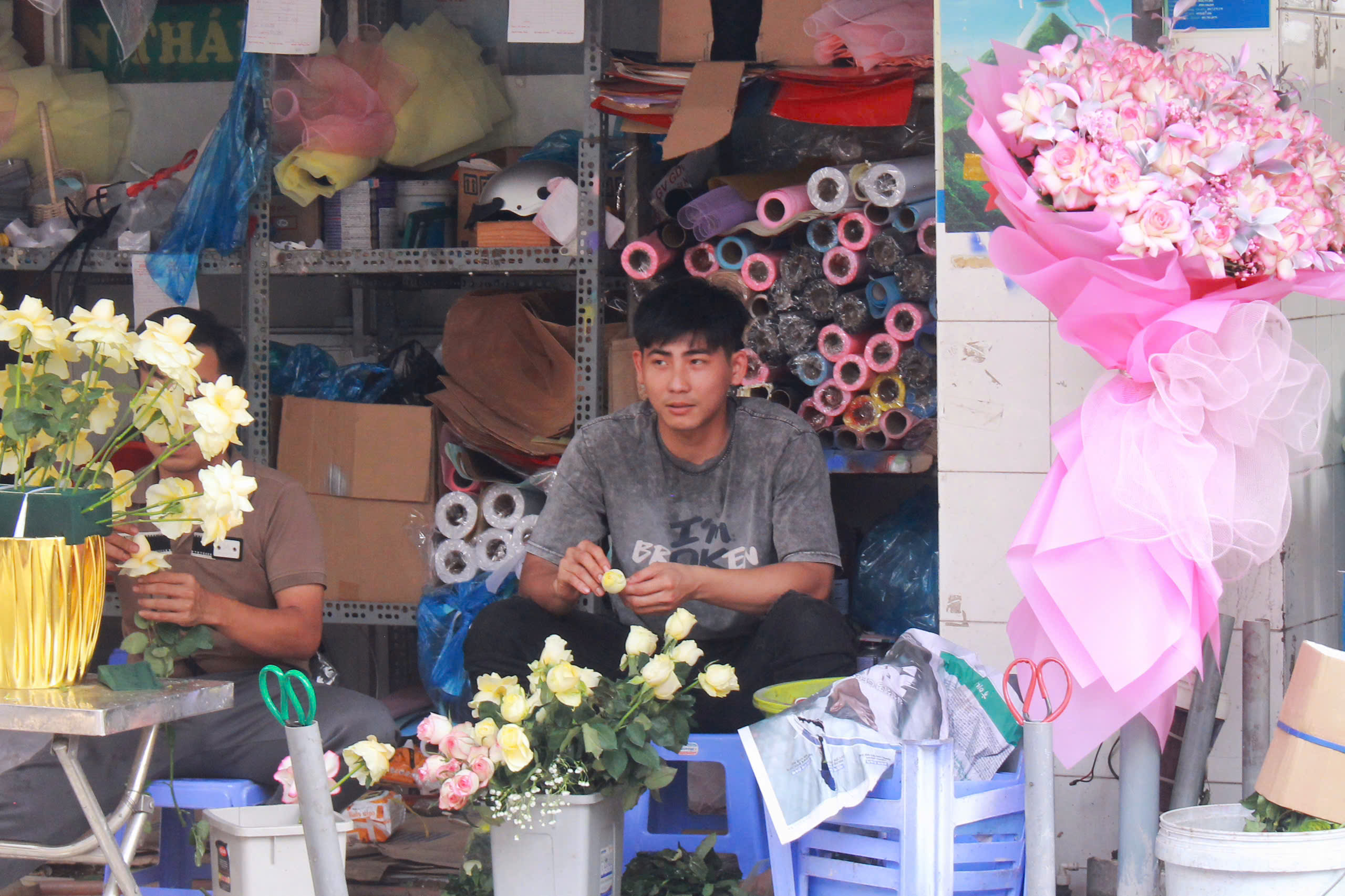 Valentine rơi sát Tết, nhiều sạp hoa ở TP HCM đìu hiu  - Ảnh 1.