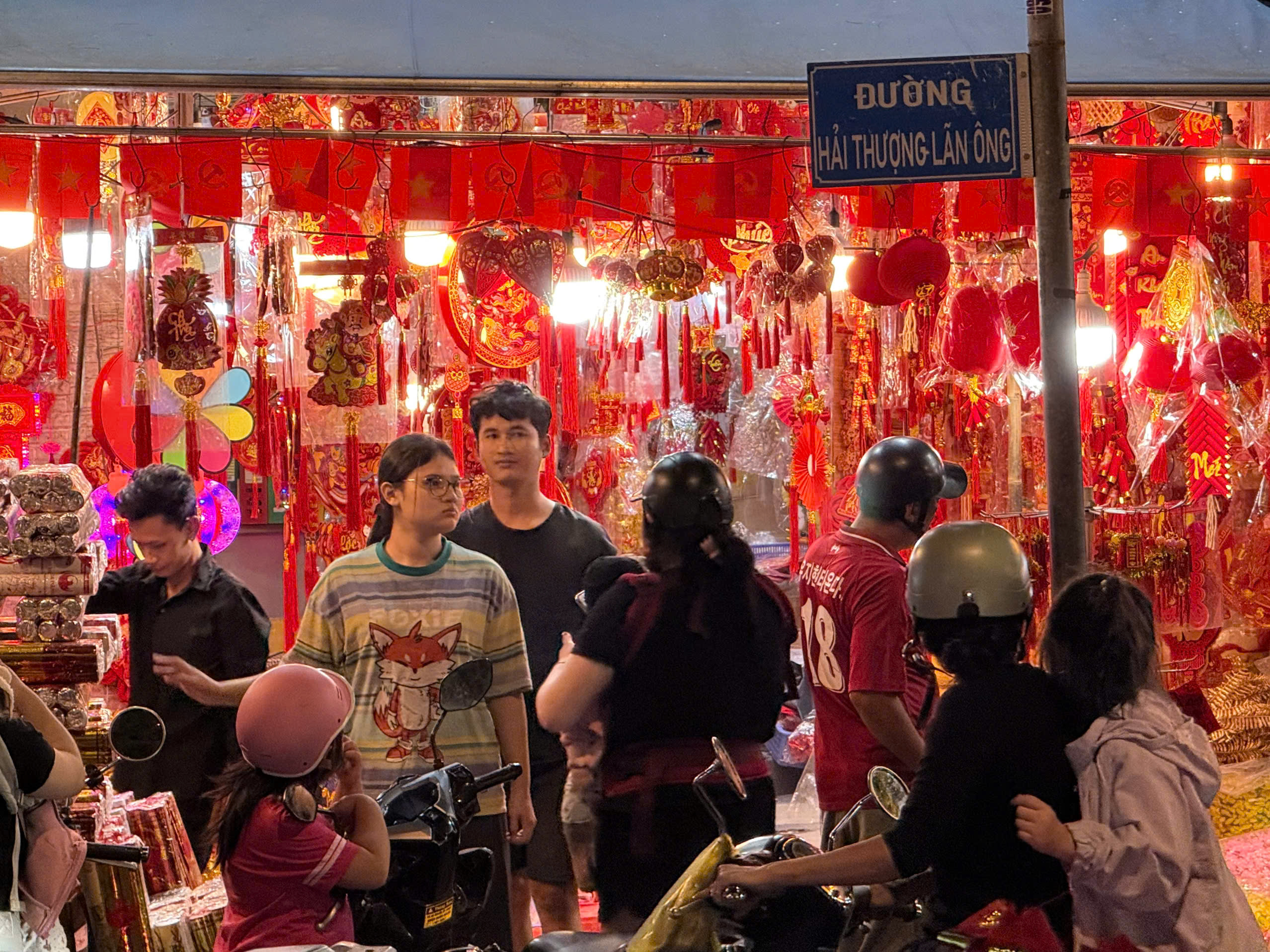 TPHCM rực rỡ sắc m&agrave;u những ng&agrave;y Tết đến Xu&acirc;n về - Ảnh 22.