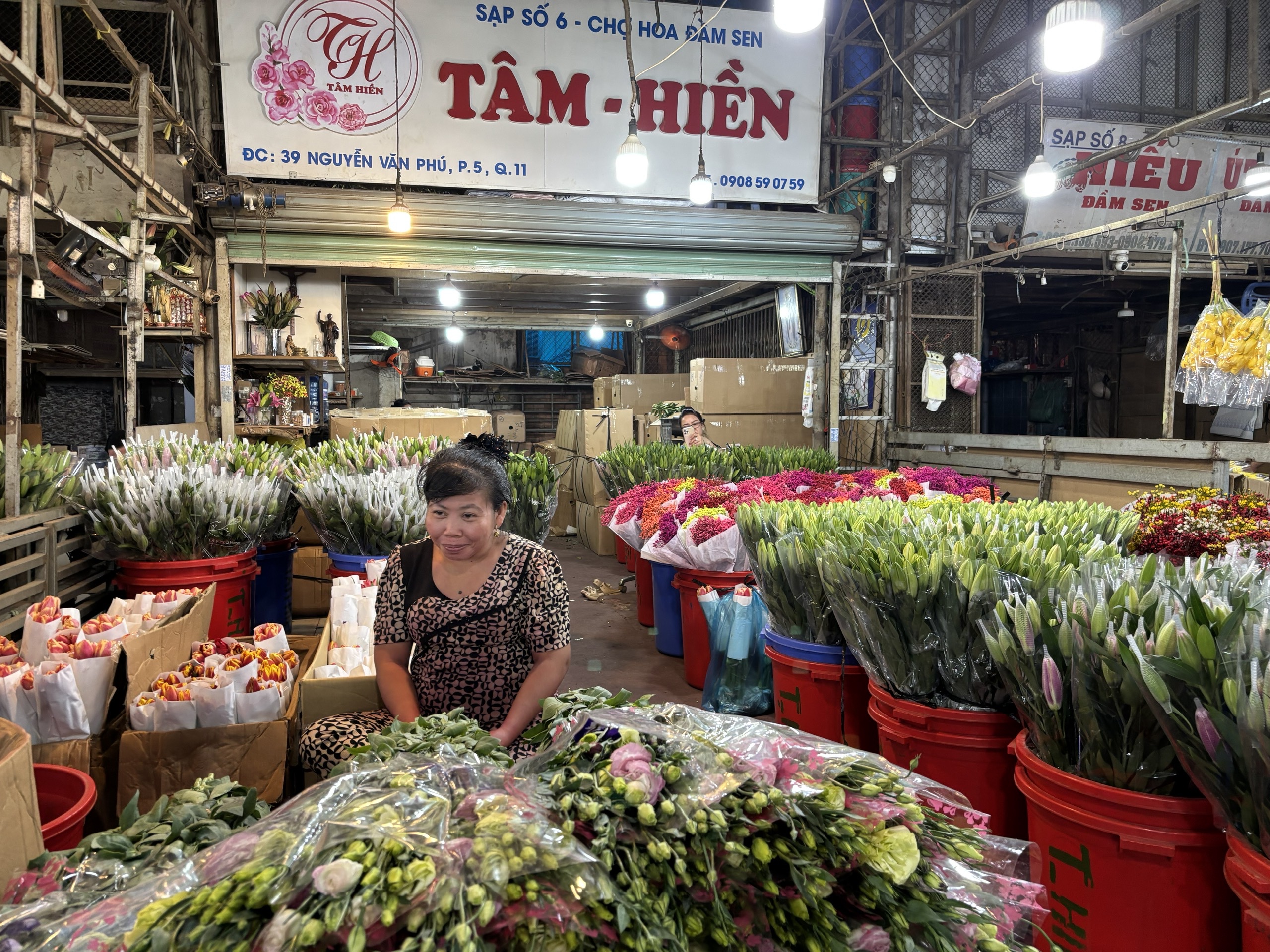 Thị trường hoa Tết 2026: Giá cả và xu hướng mua sắm tại chợ đầu mối - Ảnh 5.