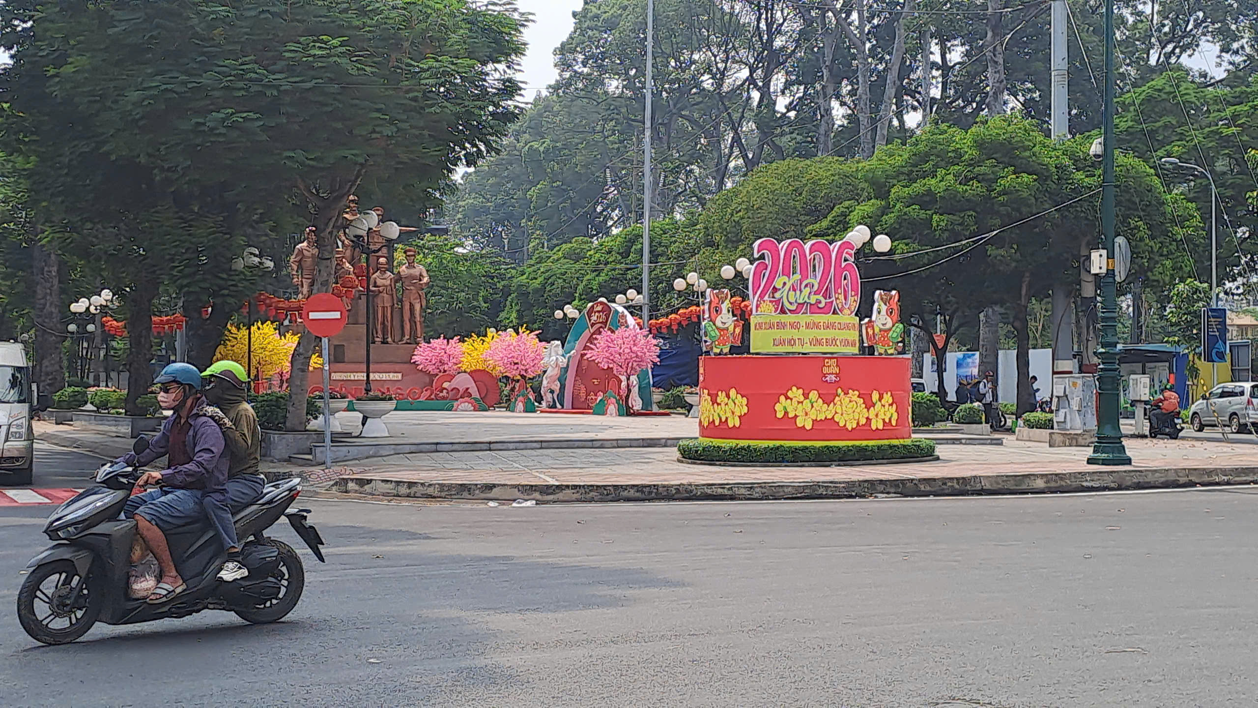 TPHCM rực rỡ sắc m&agrave;u những ng&agrave;y Tết đến Xu&acirc;n về - Ảnh 8.