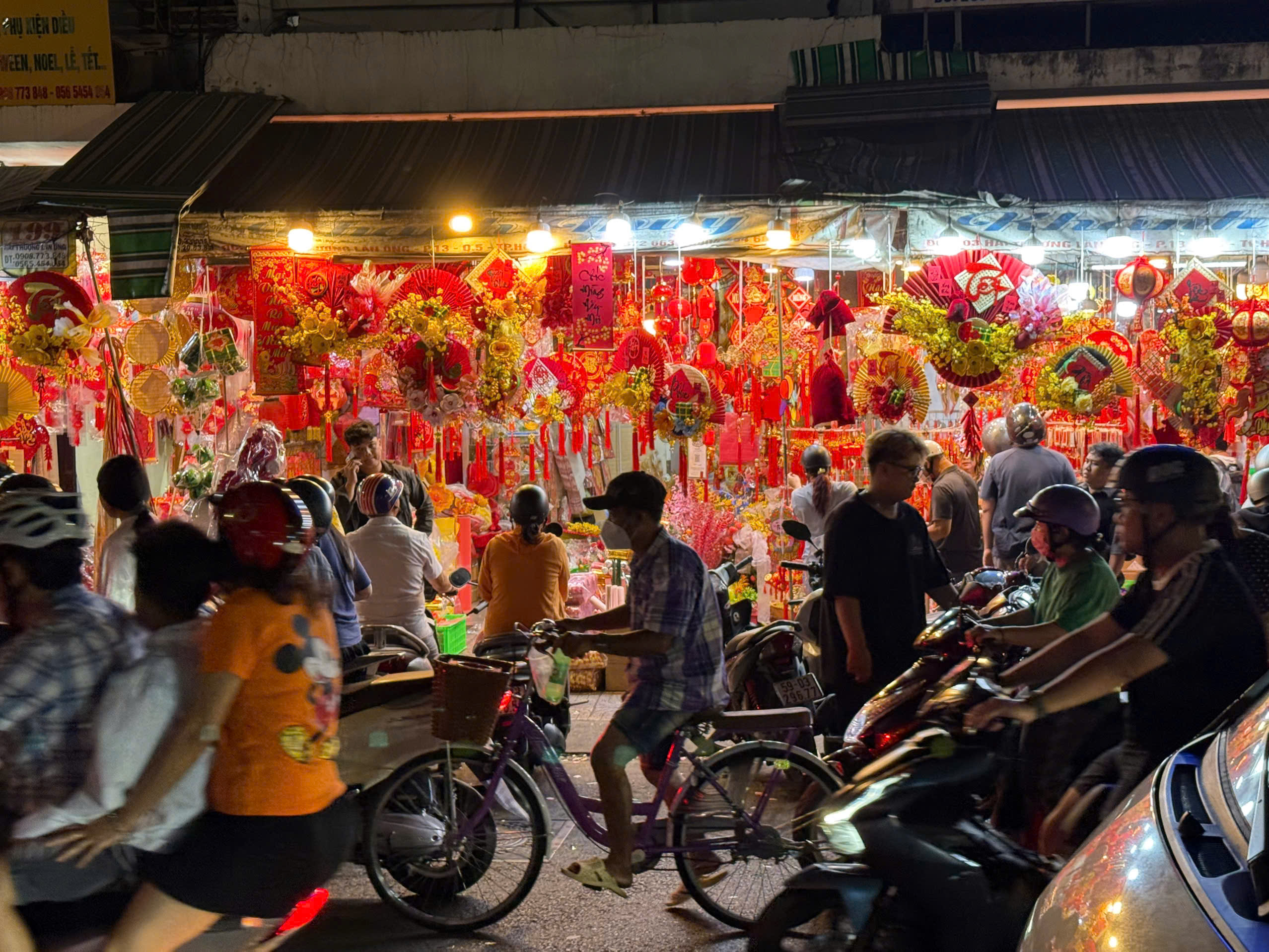 TPHCM rực rỡ sắc m&agrave;u những ng&agrave;y Tết đến Xu&acirc;n về - Ảnh 24.