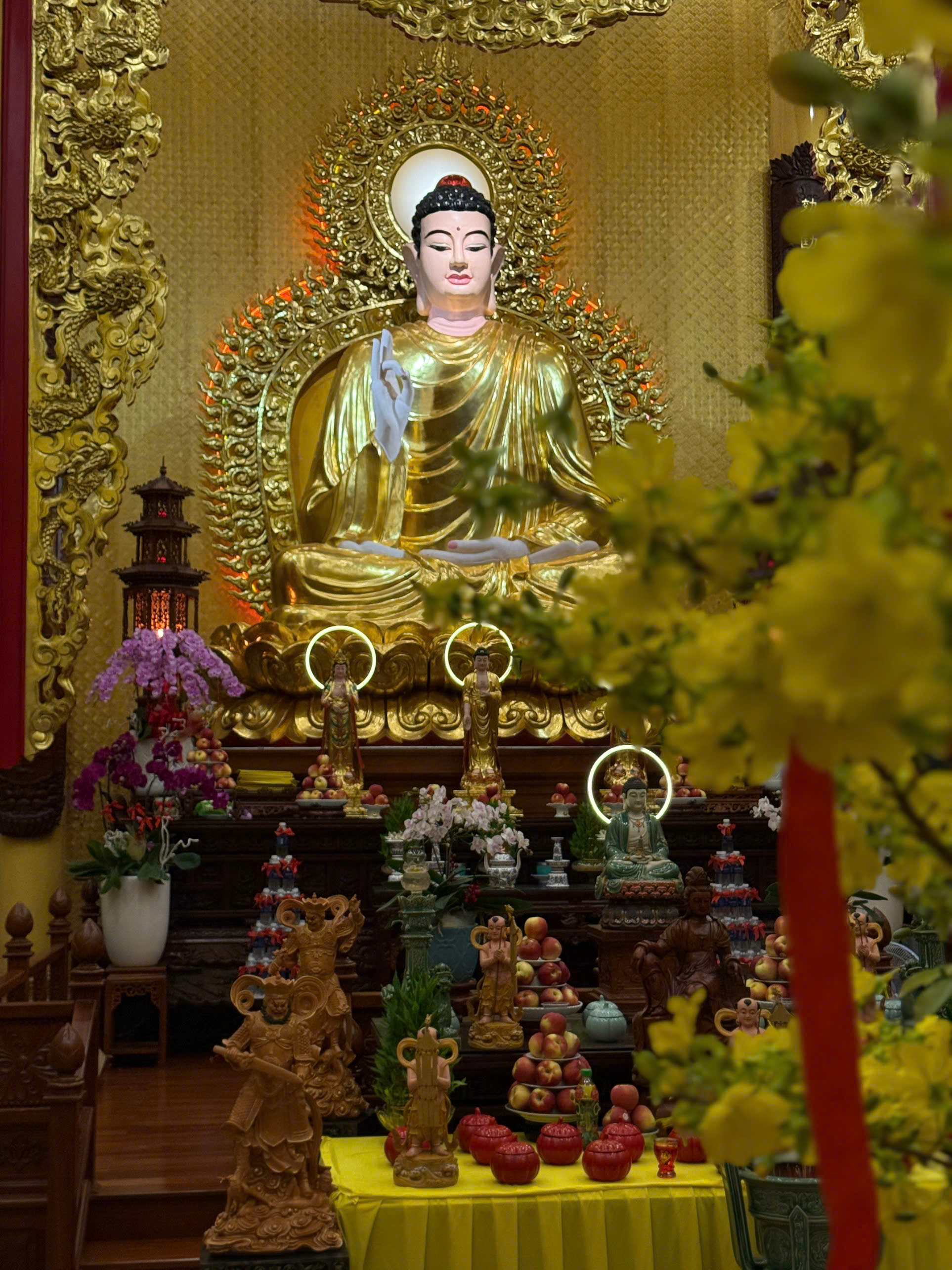 Cuối năm, người d&acirc;n TPHCM t&igrave;m về ch&ugrave;a để nhẹ l&ograve;ng - Ảnh 3.