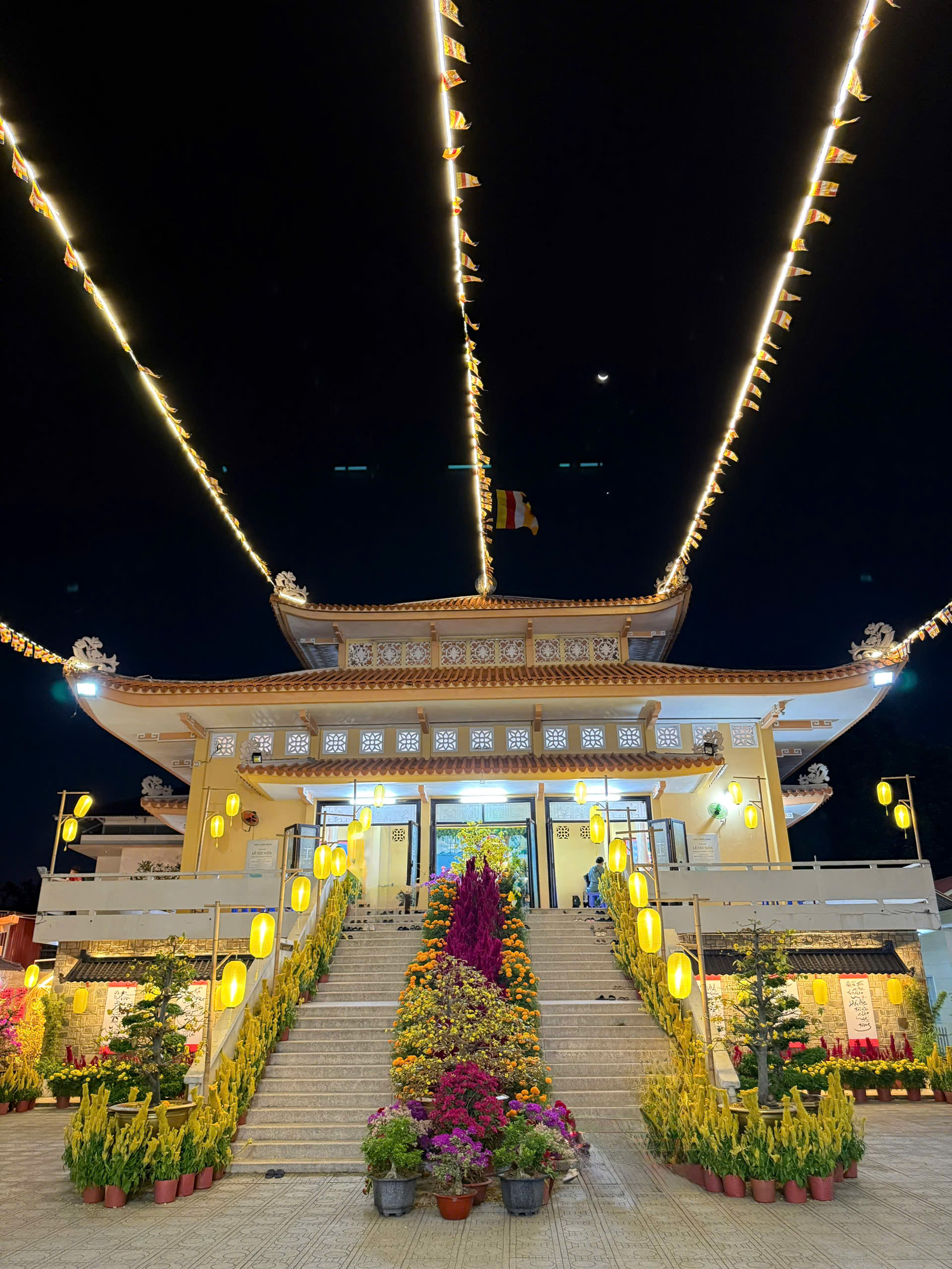 Cuối năm, người d&acirc;n TPHCM t&igrave;m về ch&ugrave;a để nhẹ l&ograve;ng - Ảnh 1.