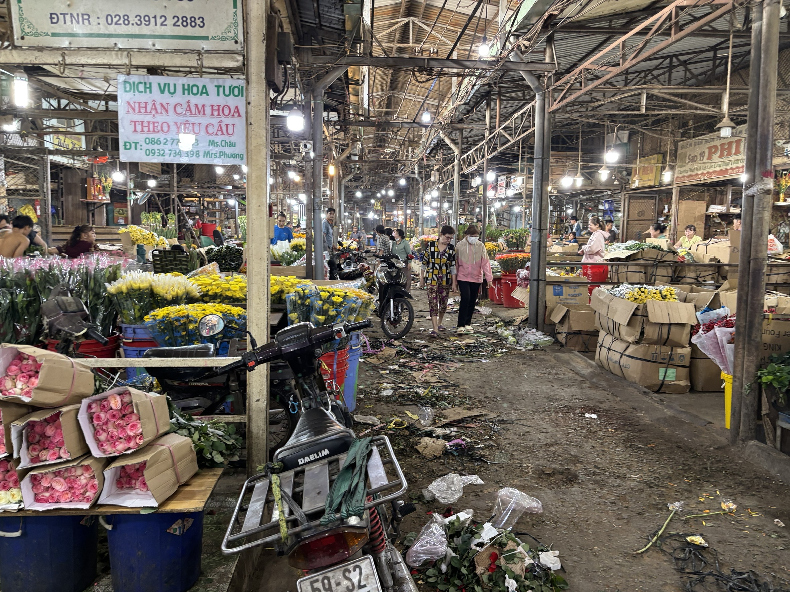 Thị trường hoa Tết 2026: Giá cả và xu hướng mua sắm tại chợ đầu mối - Ảnh 8.