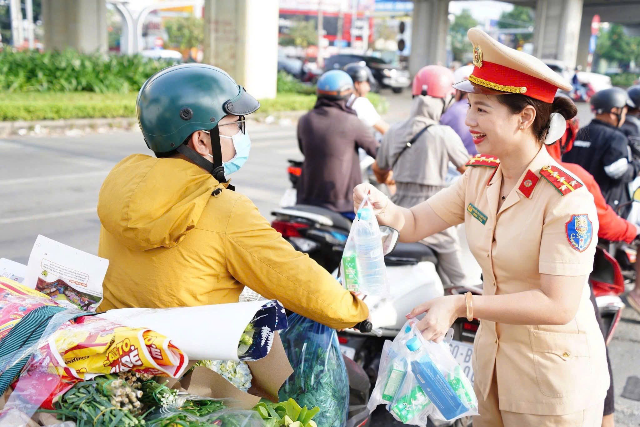 Đồng Nai công bố số điện thoại nhận phản ánh việc đi lại của người dân trong dịp tết - Ảnh 2.