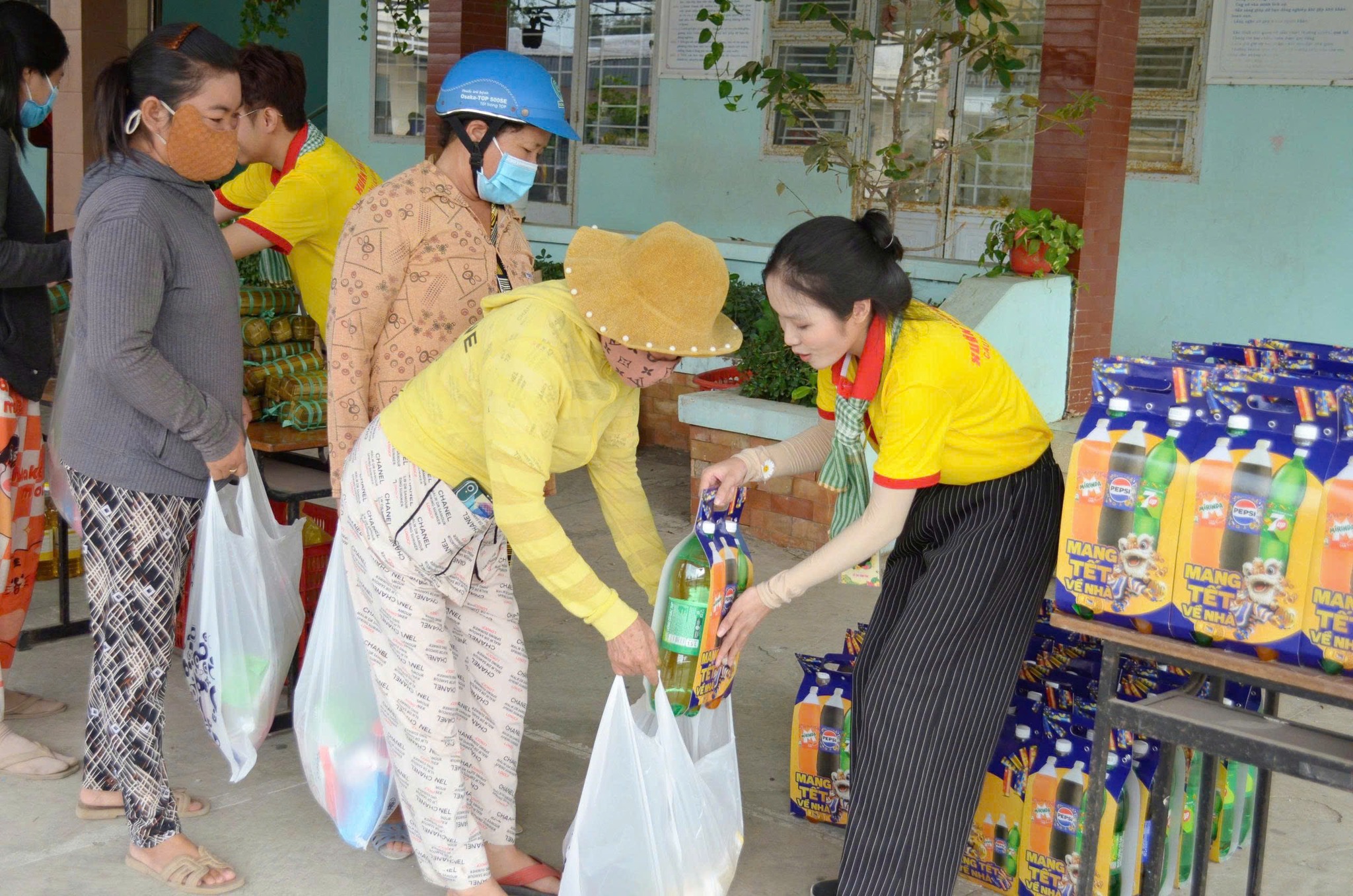 Mang Xuân về xã biên giới - Ảnh 35.
