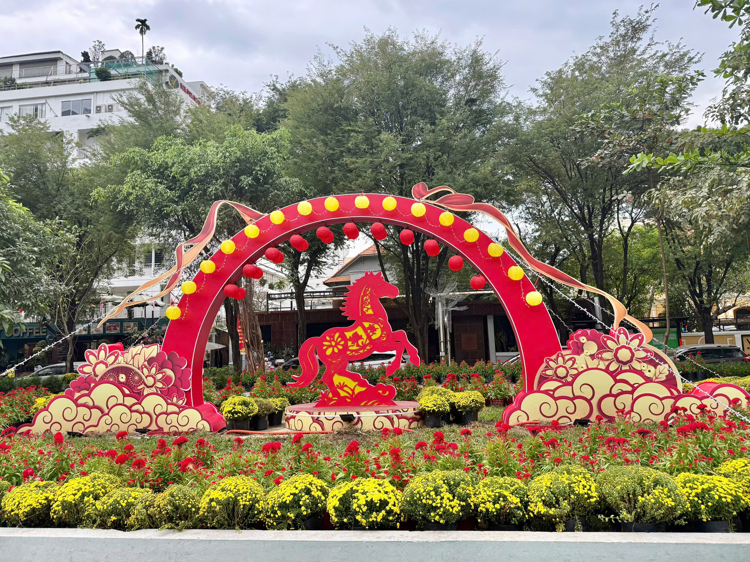 TPHCM rực rỡ sắc m&agrave;u những ng&agrave;y Tết đến Xu&acirc;n về - Ảnh 10.