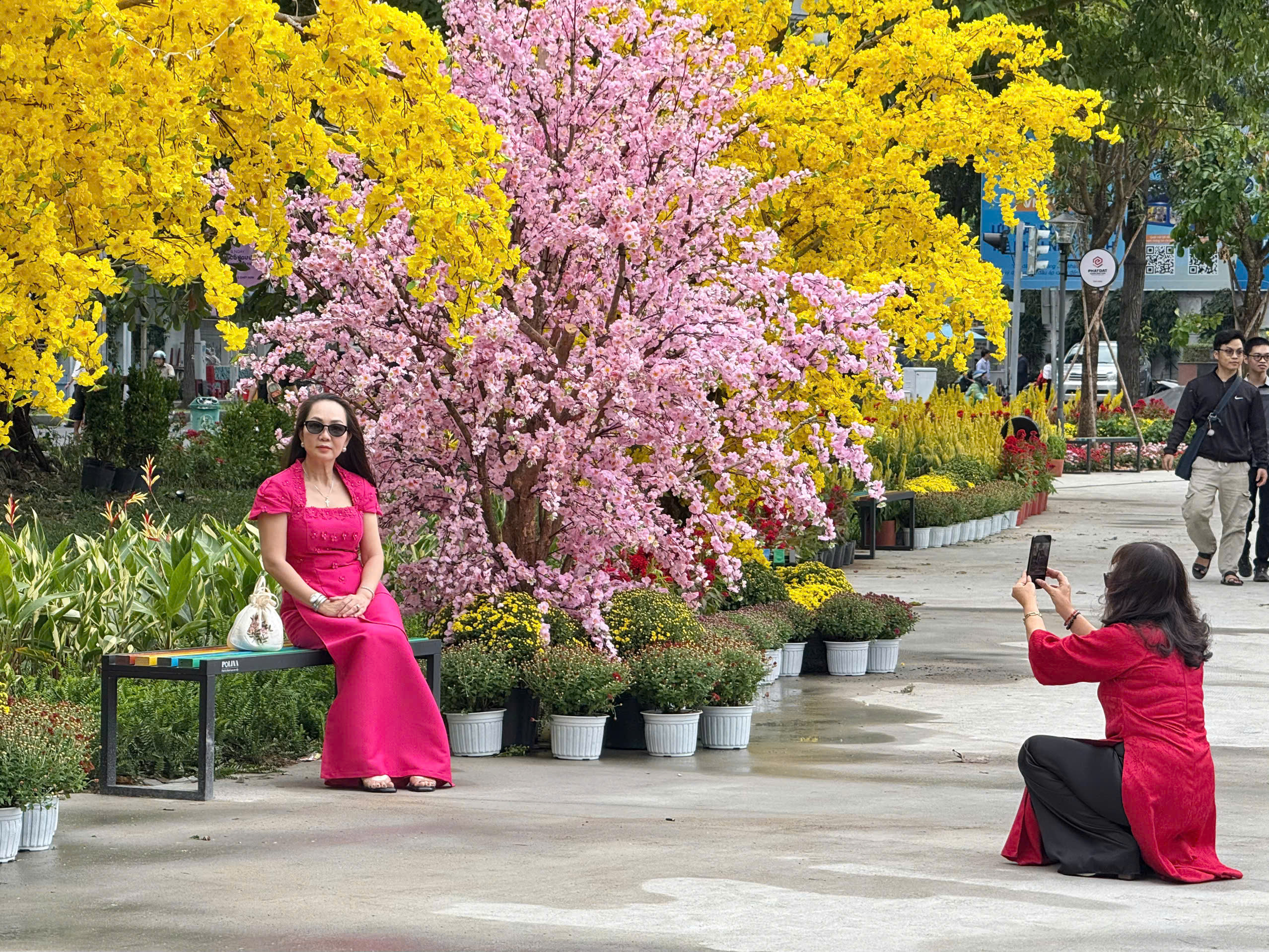 TPHCM rực rỡ sắc m&agrave;u những ng&agrave;y Tết đến Xu&acirc;n về - Ảnh 1.