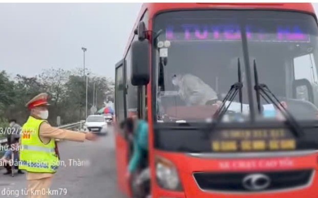 Phạt 120 triệu đồng xe kh&aacute;ch 45 chỗ chở 61 người - Ảnh 2.