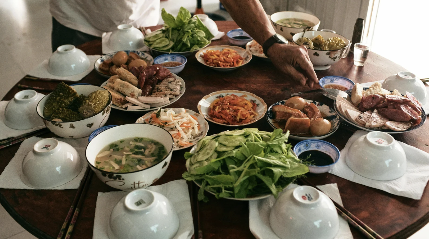 Chuyên gia dinh dưỡng bật mí nguyên tắc vàng ăn Tết không lo tăng cân - Ảnh 1.