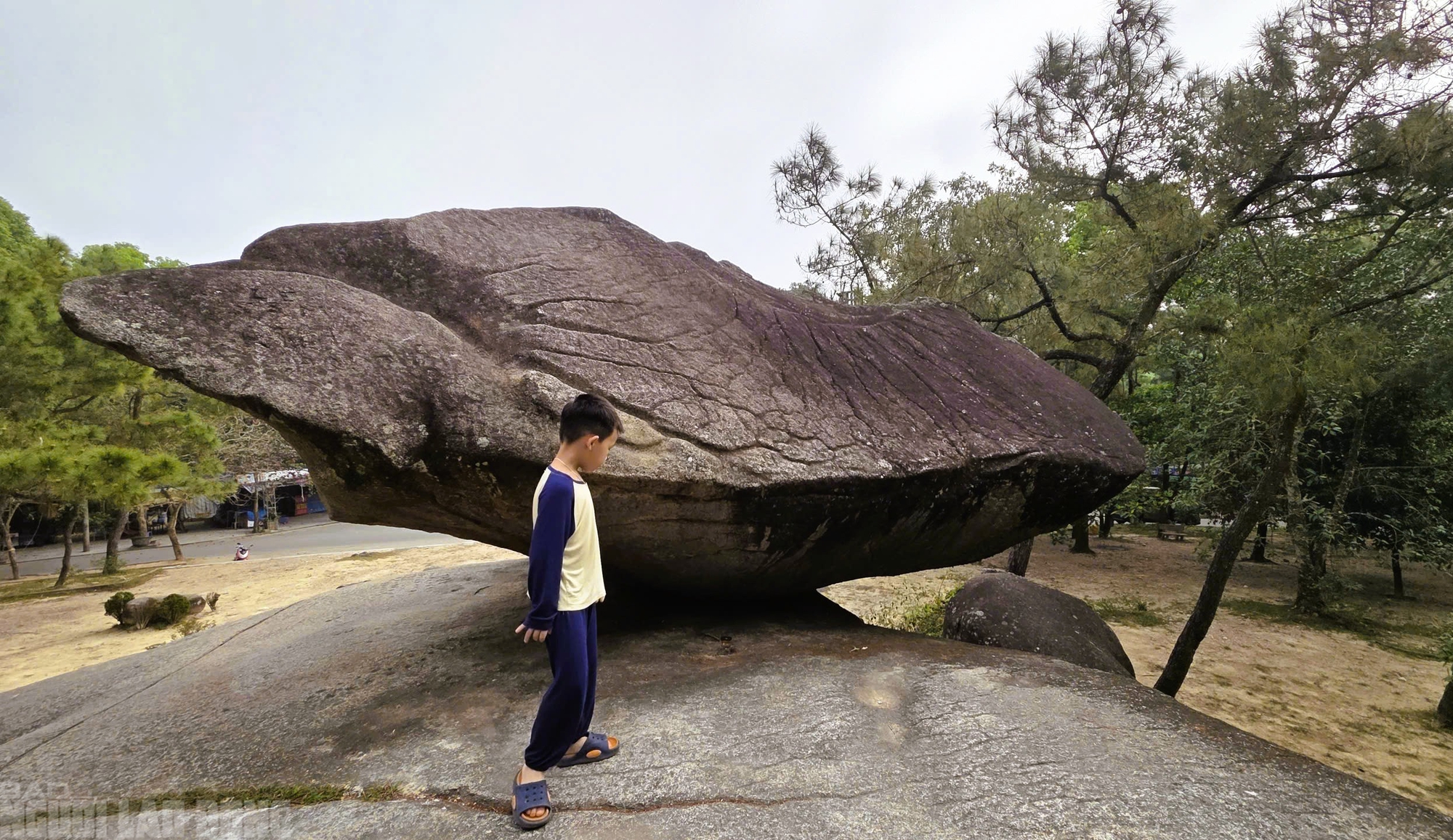 Hai tảng đ&aacute; "khổng lồ" tr&ecirc;n đỉnh n&uacute;i ở Thanh H&oacute;a - biểu tượng cho mối t&igrave;nh thủy chung - Ảnh 4.