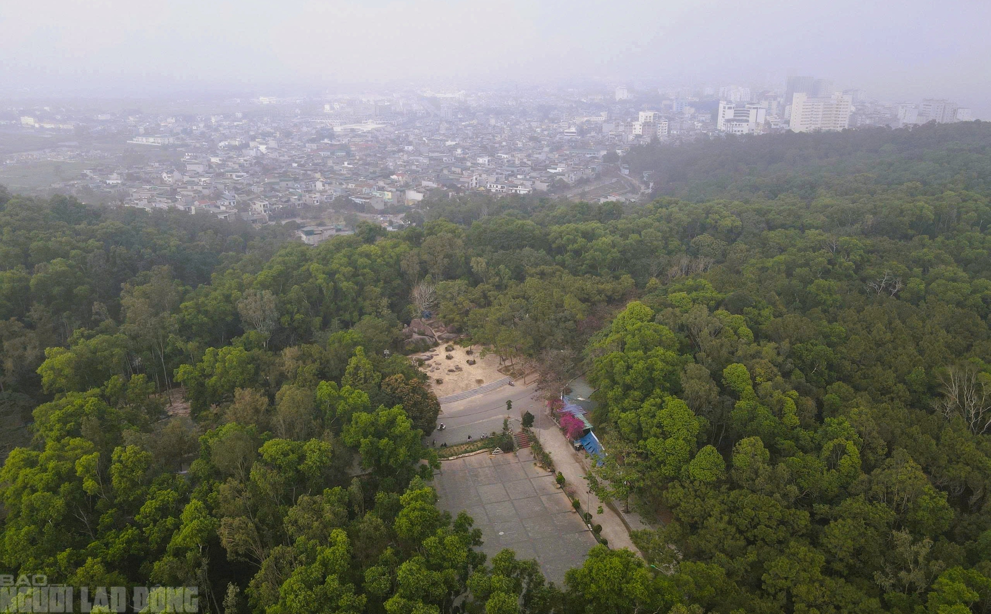 Hai tảng đ&aacute; "khổng lồ" tr&ecirc;n đỉnh n&uacute;i ở Thanh H&oacute;a - biểu tượng cho mối t&igrave;nh thủy chung - Ảnh 2.