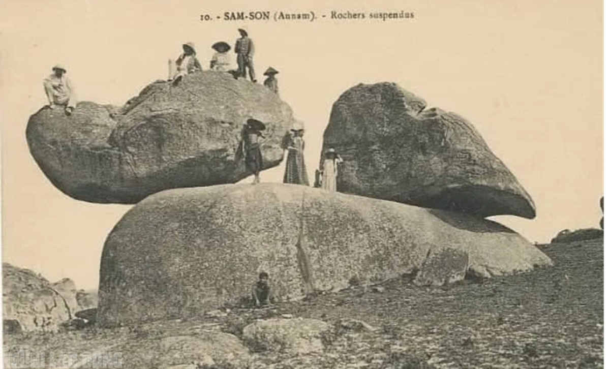 Hai tảng đ&aacute; "khổng lồ" tr&ecirc;n đỉnh n&uacute;i ở Thanh H&oacute;a - biểu tượng cho mối t&igrave;nh thủy chung - Ảnh 6.