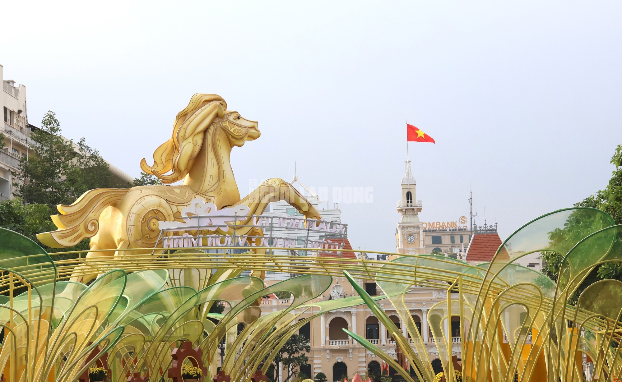 H&eacute; lộ linh vật Ngựa ở Đường hoa Nguyễn Huệ trước giờ G - Ảnh 2.