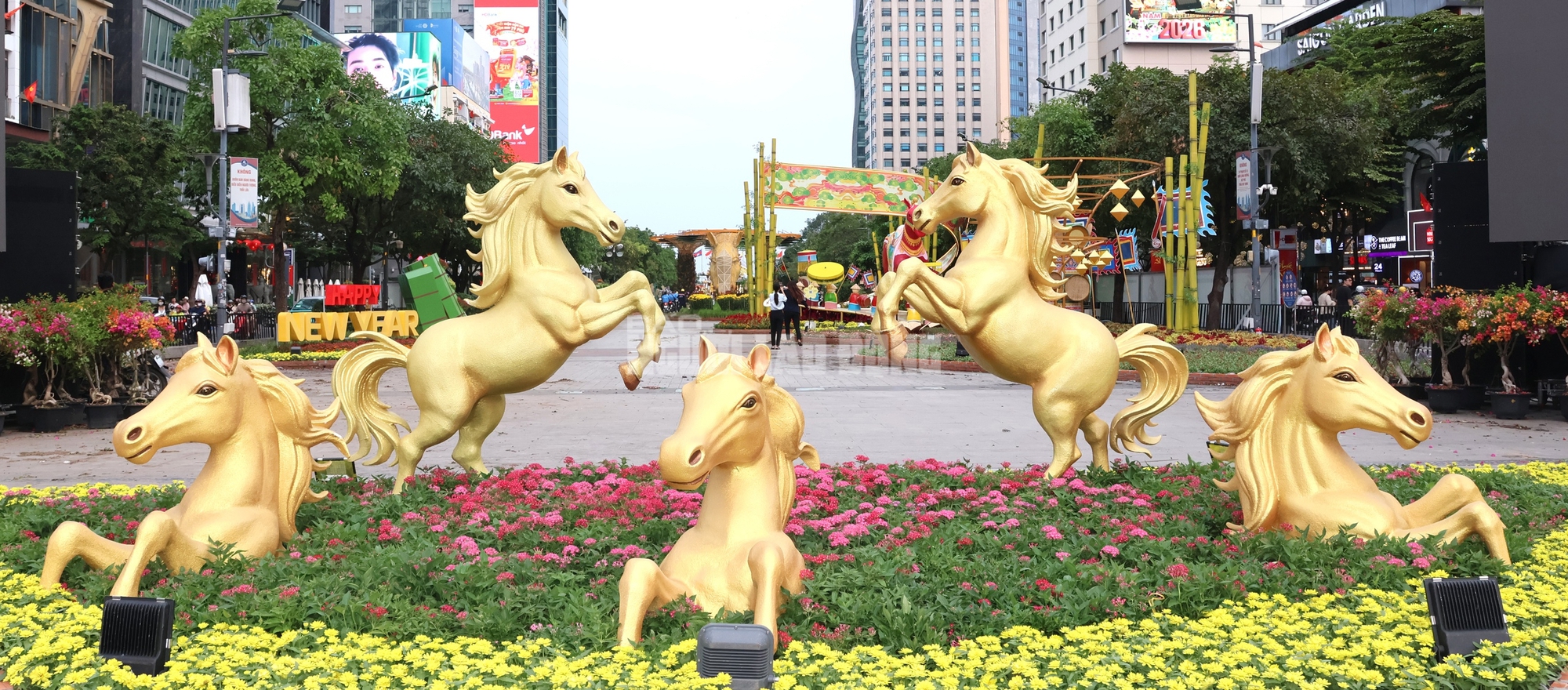 H&eacute; lộ linh vật Ngựa ở Đường hoa Nguyễn Huệ trước giờ G - Ảnh 9.