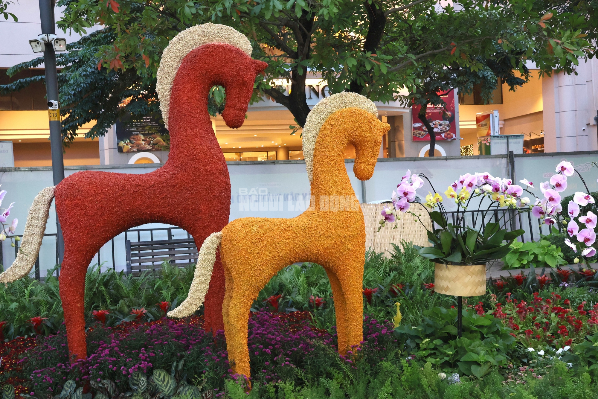 H&eacute; lộ linh vật Ngựa ở Đường hoa Nguyễn Huệ trước giờ G - Ảnh 12.