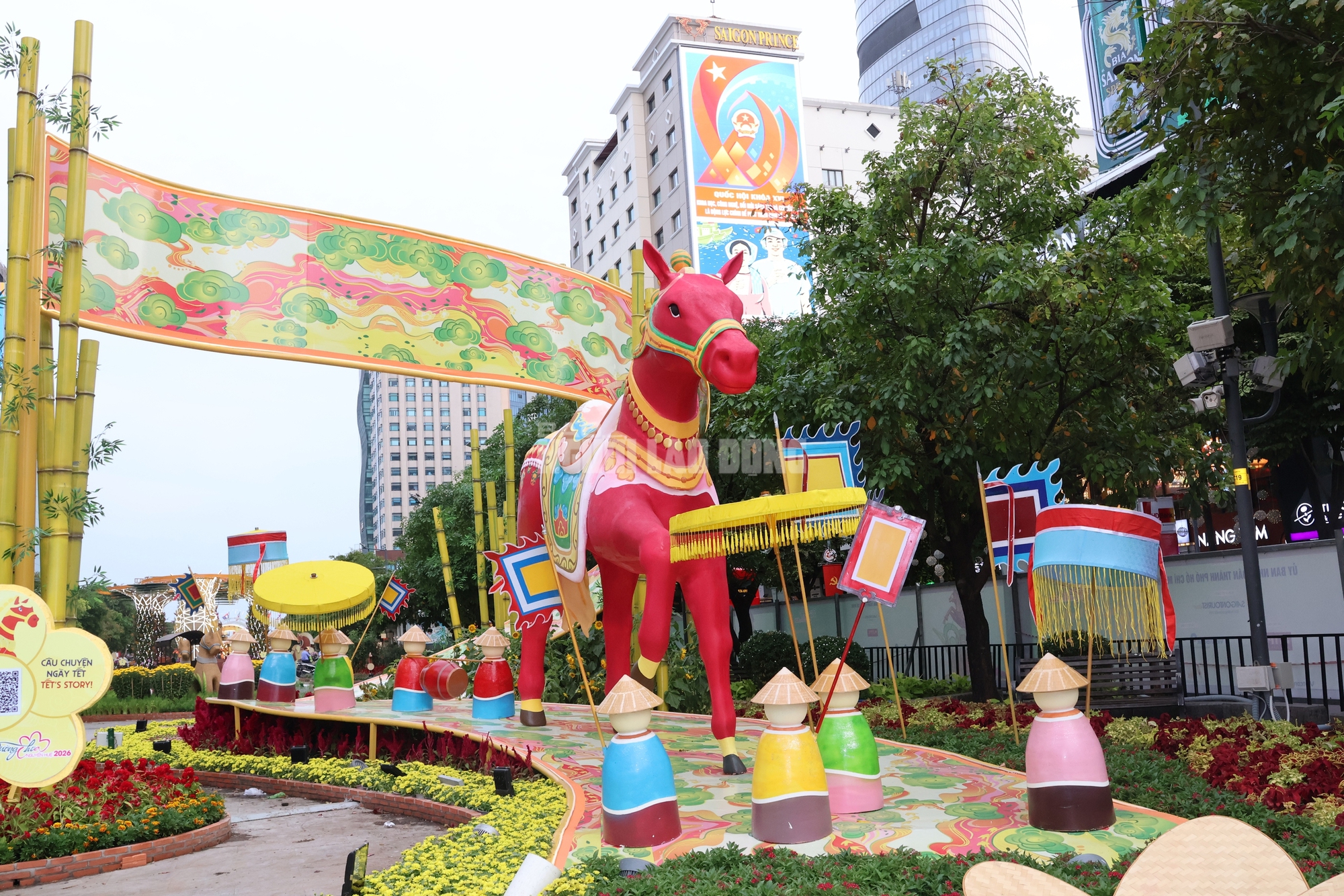 H&eacute; lộ linh vật Ngựa ở Đường hoa Nguyễn Huệ trước giờ G - Ảnh 6.