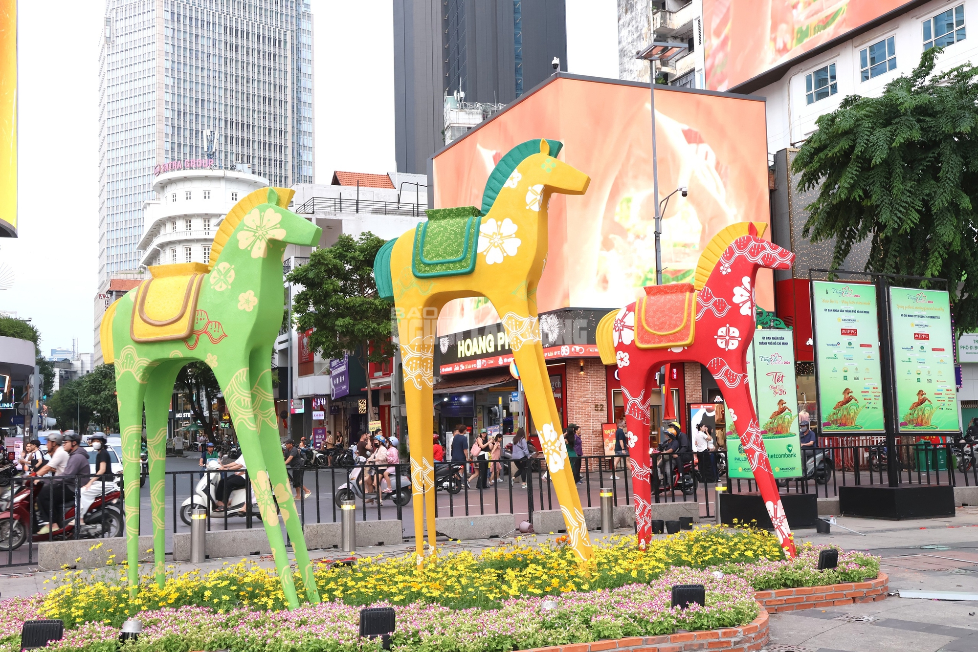 H&eacute; lộ linh vật Ngựa ở Đường hoa Nguyễn Huệ trước giờ G - Ảnh 10.