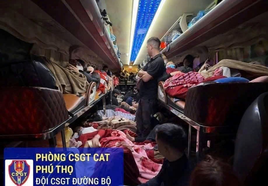 Hành khách nằm chen nhau ở lối đi trên xe khách 22 chỗ chở 73 người - Ảnh 1.