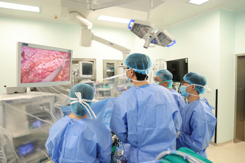 Đang về quê đón Tết, nhiều y, bác sĩ quay lại viện vì ca ghép gan - Ảnh 1.