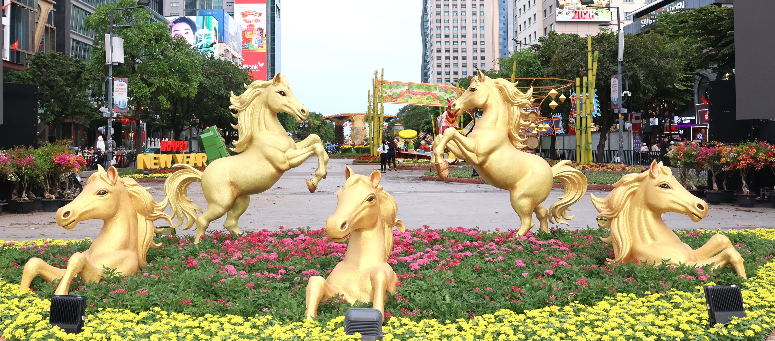 Lần đầu tiên Đường hoa Nguyễn Huệ có phiên bản ngày - đêm, bùng nổ công nghệ mapping - Ảnh 6.