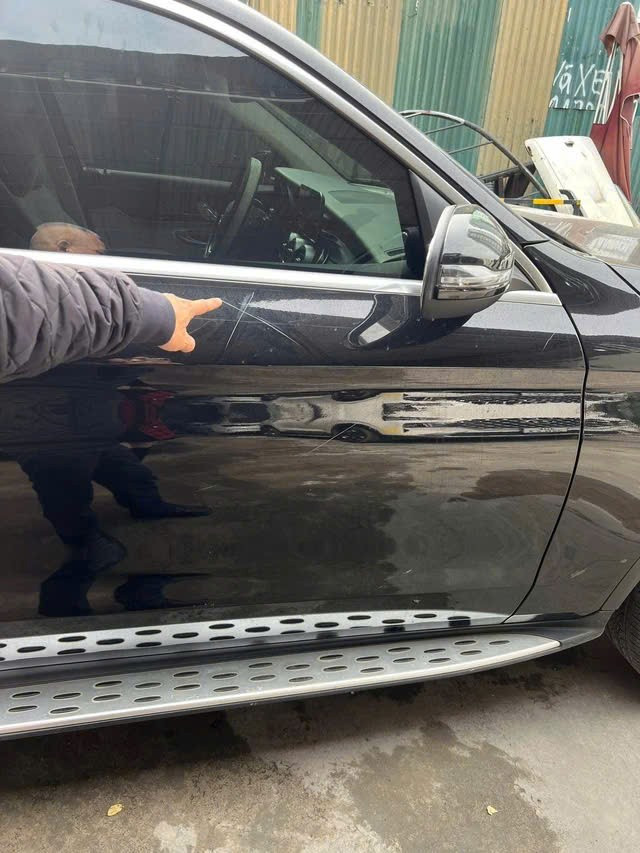 Th&ocirc;ng tin mới vụ xe Mercedes bị c&agrave;o xước, bẻ gương, đập k&iacute;nh khi đỗ trước một trung t&acirc;m tiếng Anh - Ảnh 1.