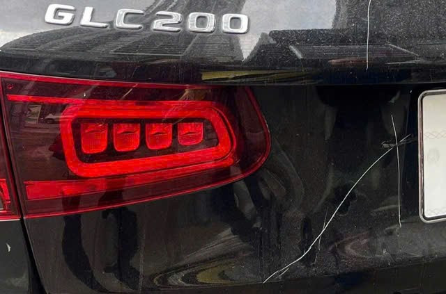 Th&ocirc;ng tin mới vụ xe Mercedes bị c&agrave;o xước, bẻ gương, đập k&iacute;nh khi đỗ trước một trung t&acirc;m tiếng Anh - Ảnh 2.