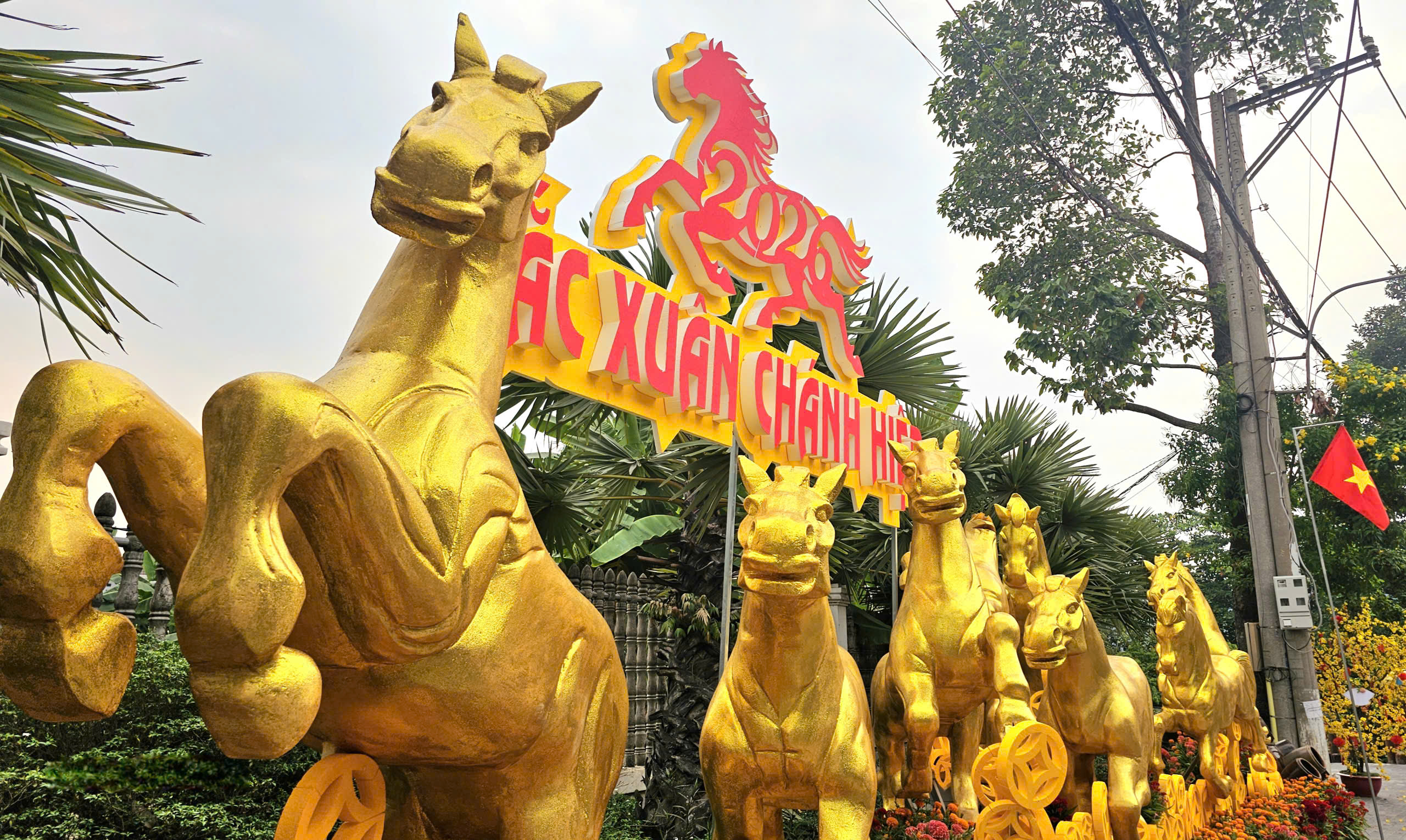 D&agrave;n linh vật ngựa M&atilde; đ&aacute;o th&agrave;nh c&ocirc;ng thu h&uacute;t du kh&aacute;ch tại phường Ch&aacute;nh Hiệp 2026 - Ảnh 3.