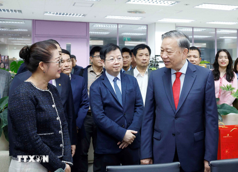 Tổng Bí thư Tô Lâm thăm, chúc Tết cán bộ, phóng viên VTV và VOV - Ảnh 1.