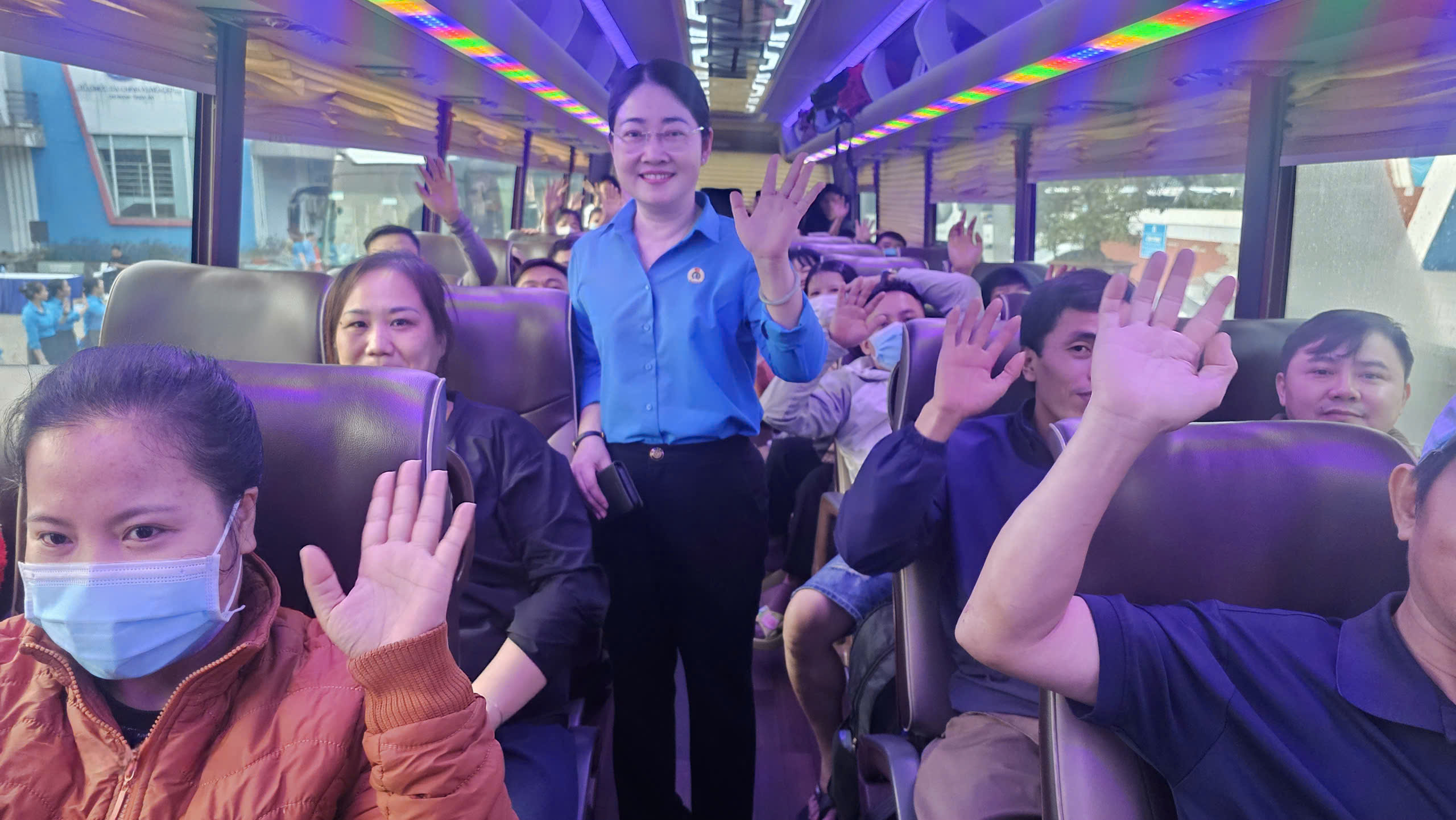 Chuyến xe "0 đồng" từ thủ phủ c&ocirc;ng nghiệp chở c&ocirc;ng nh&acirc;n về qu&ecirc; đ&oacute;n Tết - Ảnh 4.