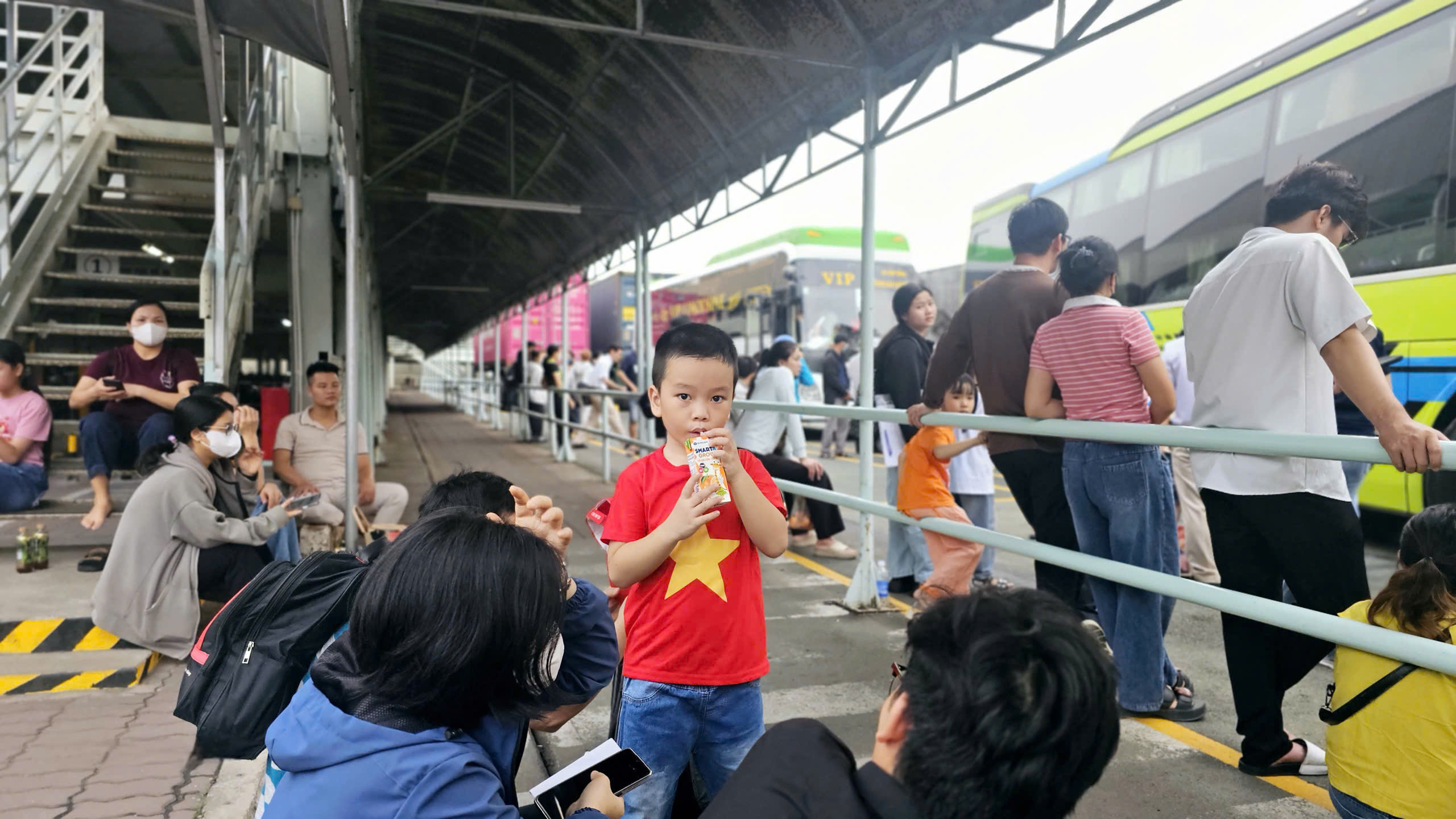 Chuyến xe "0 đồng" từ thủ phủ c&ocirc;ng nghiệp chở c&ocirc;ng nh&acirc;n về qu&ecirc; đ&oacute;n Tết - Ảnh 9.