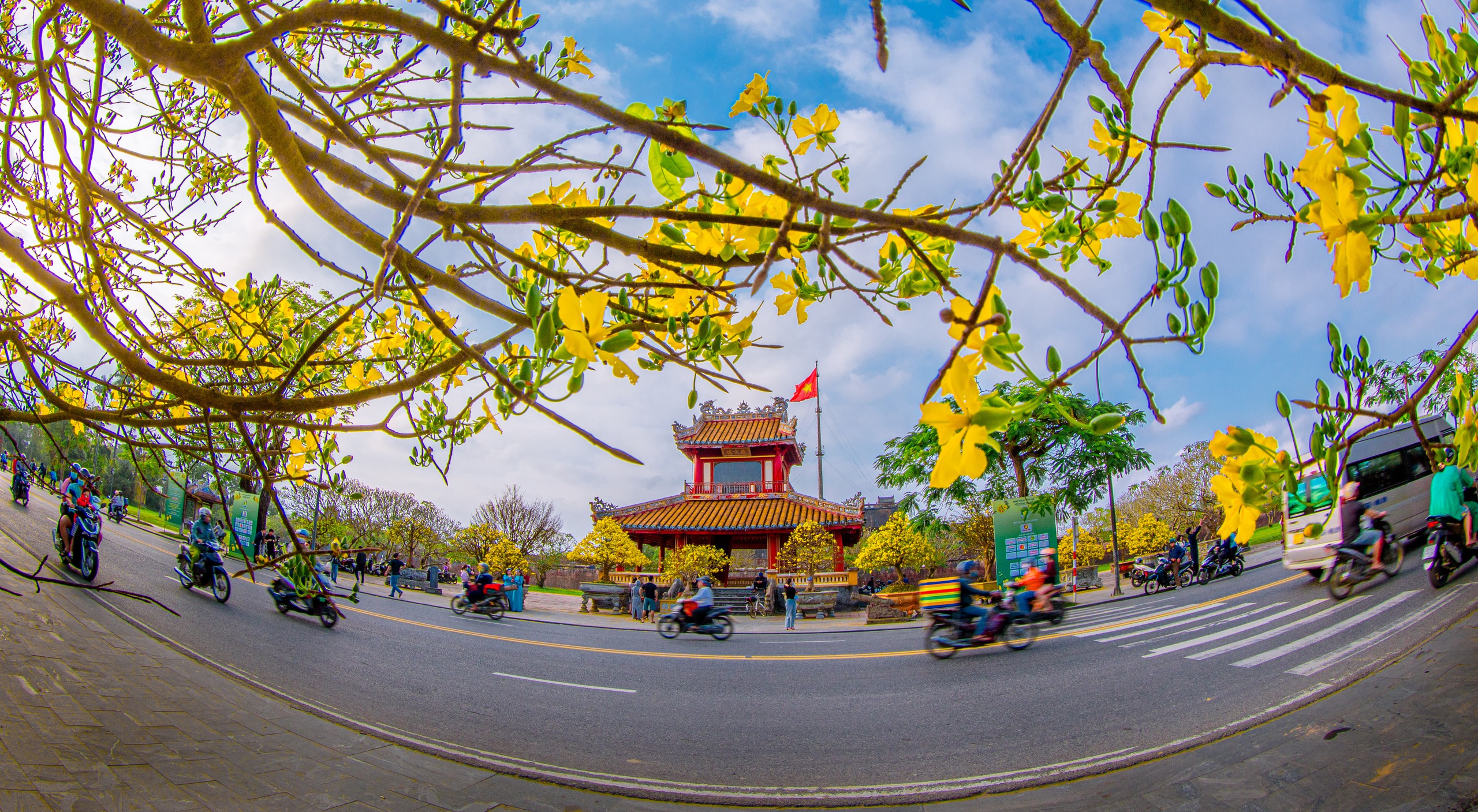 H&igrave;nh ảnh đ&oacute;n Tết tr&ecirc;n khắp mọi miền - Ảnh 1.