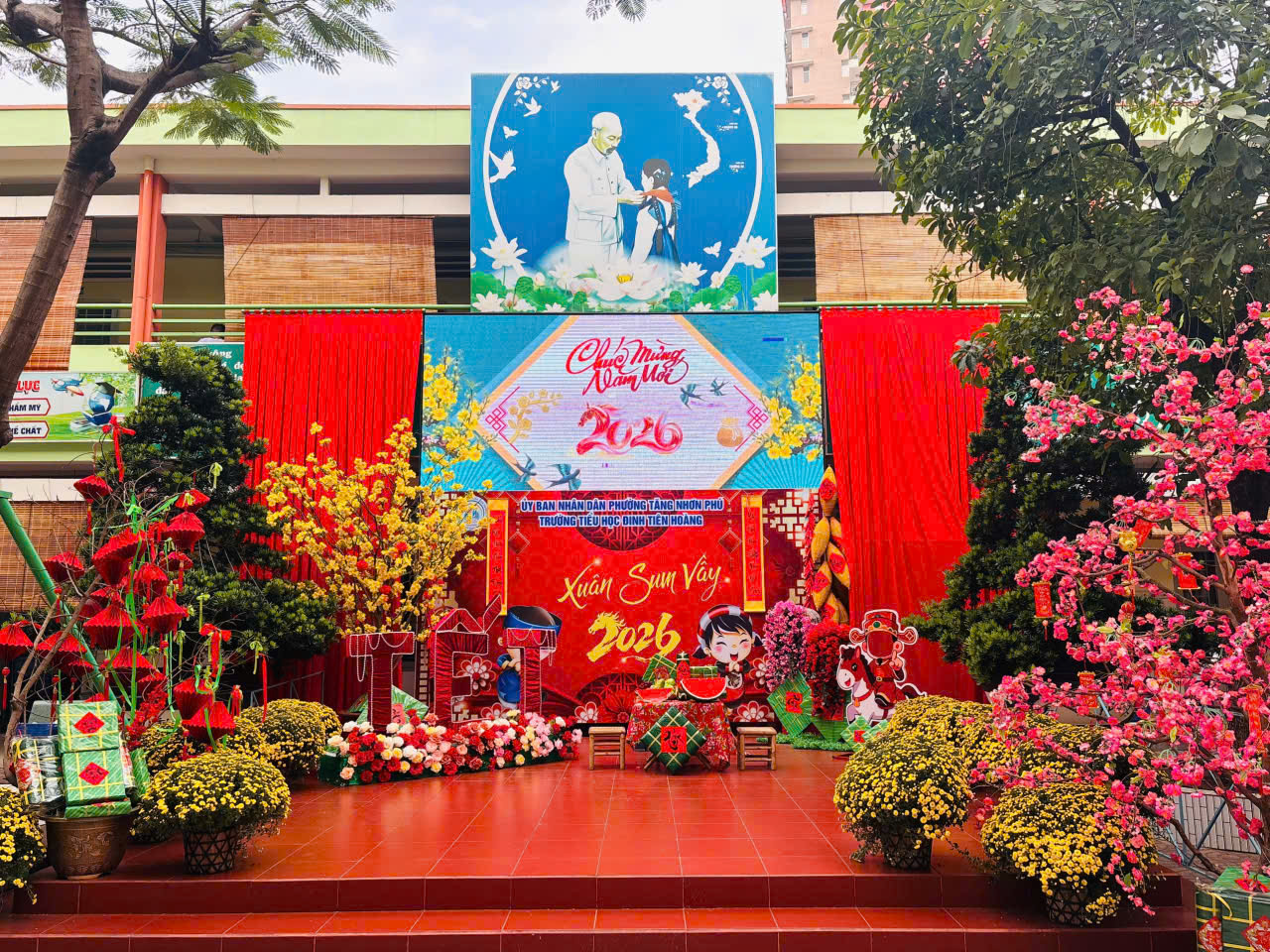 TPHCM rực rỡ sắc m&agrave;u những ng&agrave;y Tết đến Xu&acirc;n về - Ảnh 12.