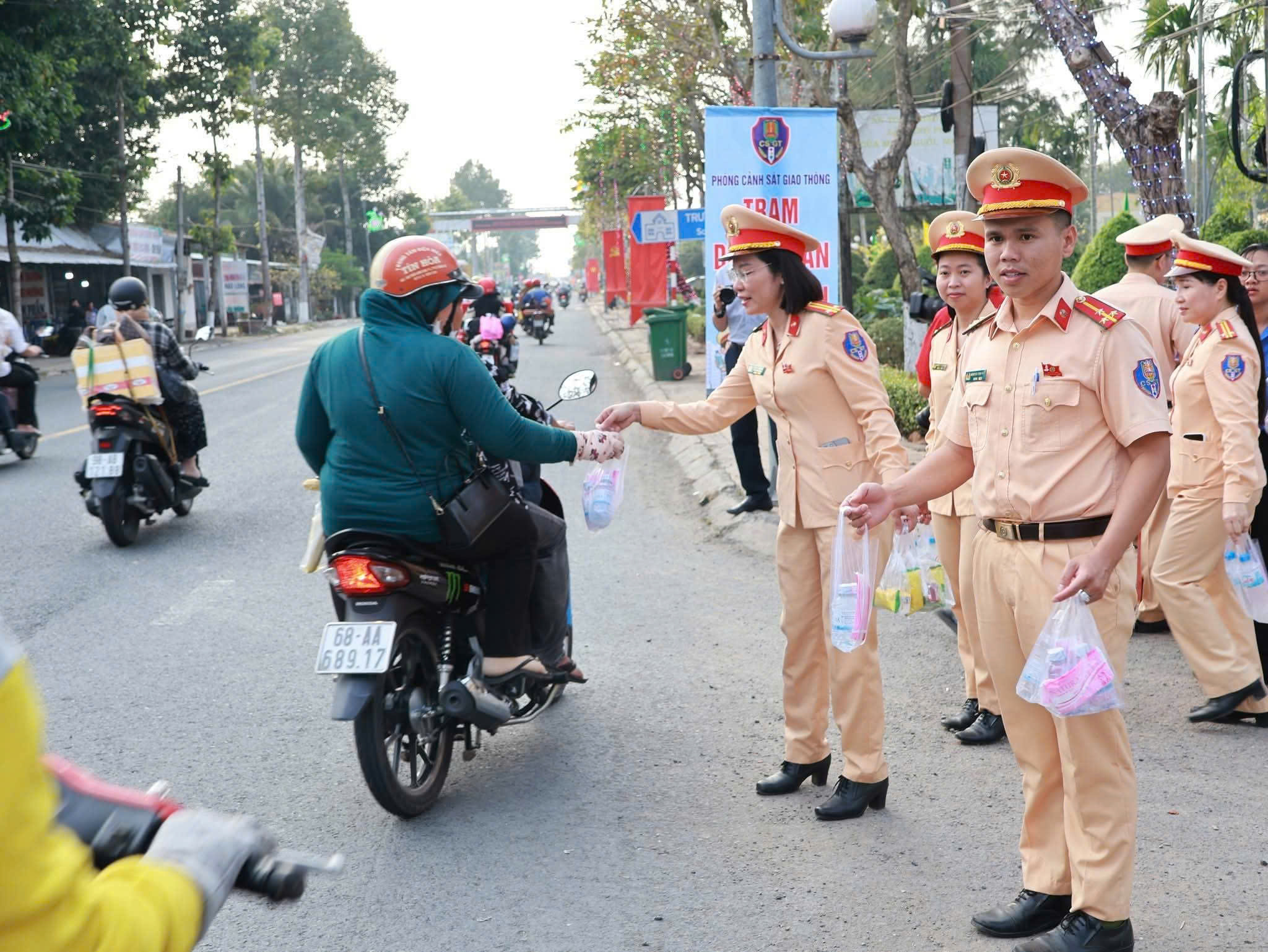 Đồng Th&aacute;p ph&aacute;t nước suối v&agrave; khăn lạnh miễn ph&iacute; cho người d&acirc;n dịp Tết 2026 - Ảnh 1.