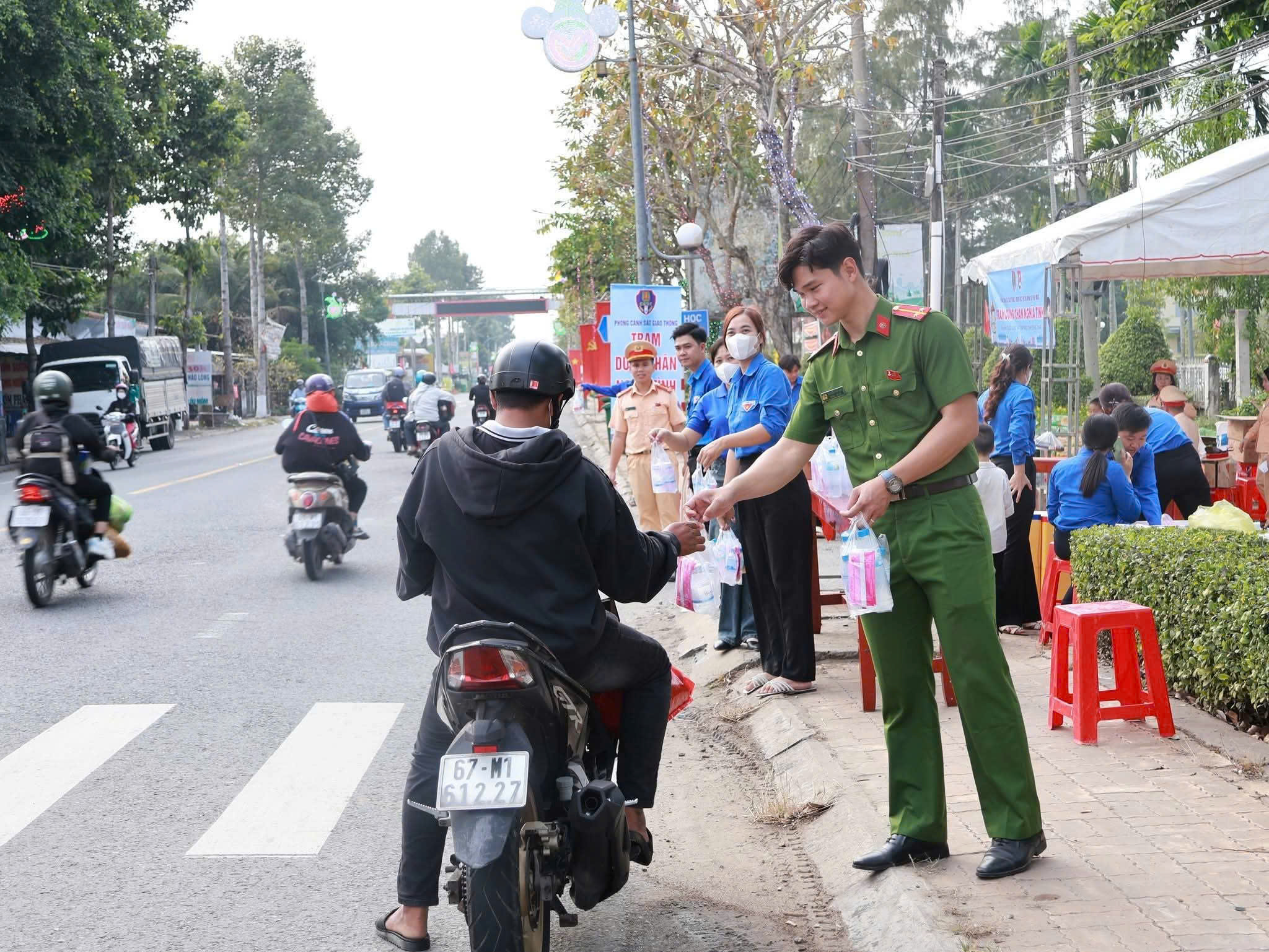 Đồng Th&aacute;p ph&aacute;t nước suối v&agrave; khăn lạnh miễn ph&iacute; cho người d&acirc;n dịp Tết 2026 - Ảnh 3.
